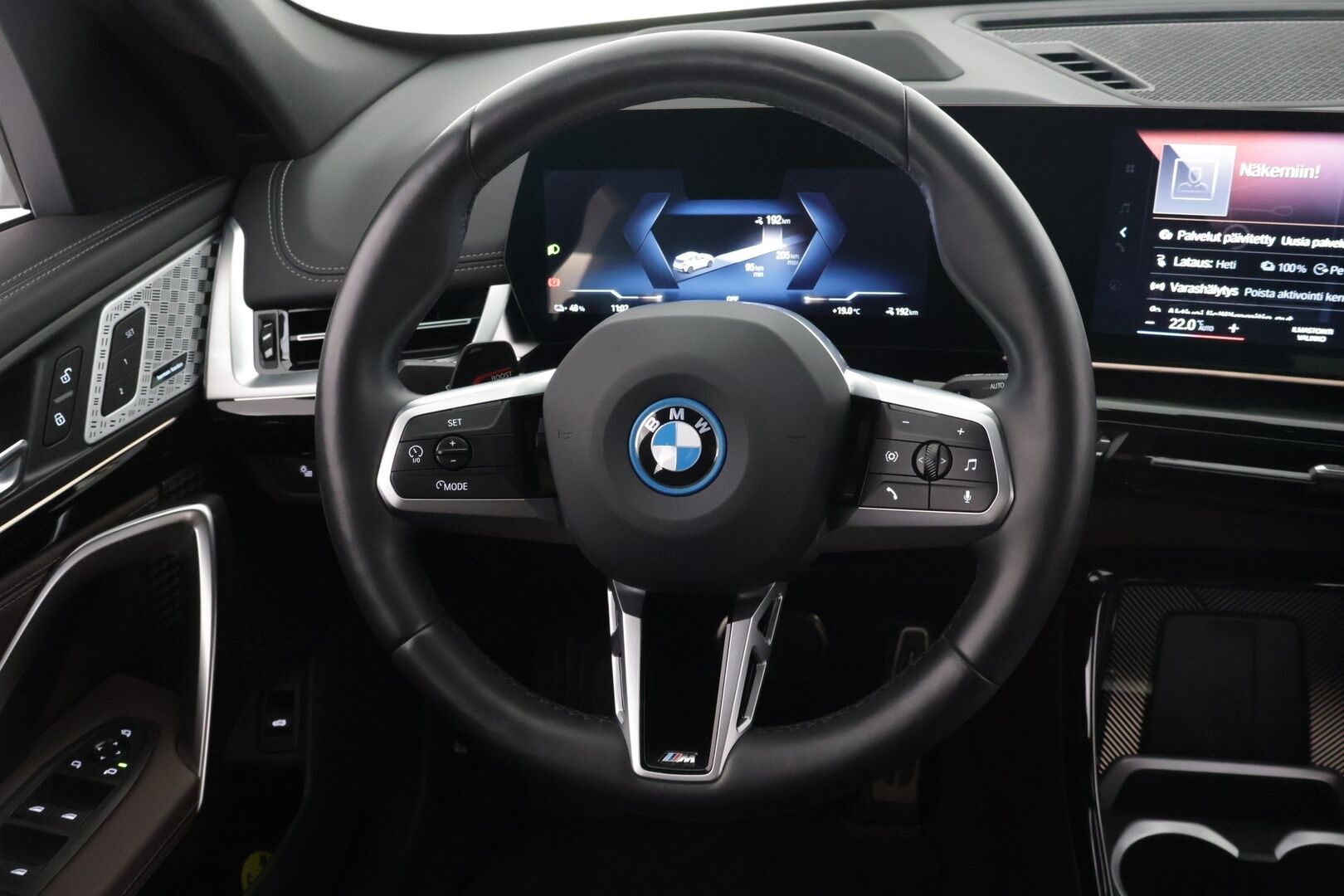 BMW iX1 2023 U11 30 xDrive - 3,99 % KORKOTARJOUS TÄHÄN AUTOON - 31.5. ASTI! - Adapt. Vakkari / 360° / HUD / Harman/Kardon / Sporttinahat / Adapt. Ledit / Ratinlämmitin / Comfort Access / 2x renkaat / Kaistavahti