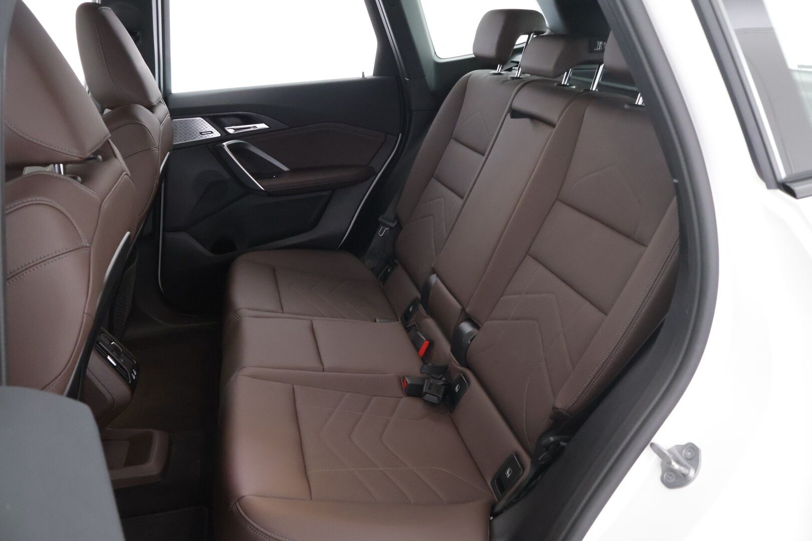 BMW iX1 2023 U11 30 xDrive - 3,99 % KORKOTARJOUS TÄHÄN AUTOON - 31.5. ASTI! - Adapt. Vakkari / 360° / HUD / Harman/Kardon / Sporttinahat / Adapt. Ledit / Ratinlämmitin / Comfort Access / 2x renkaat / Kaistavahti