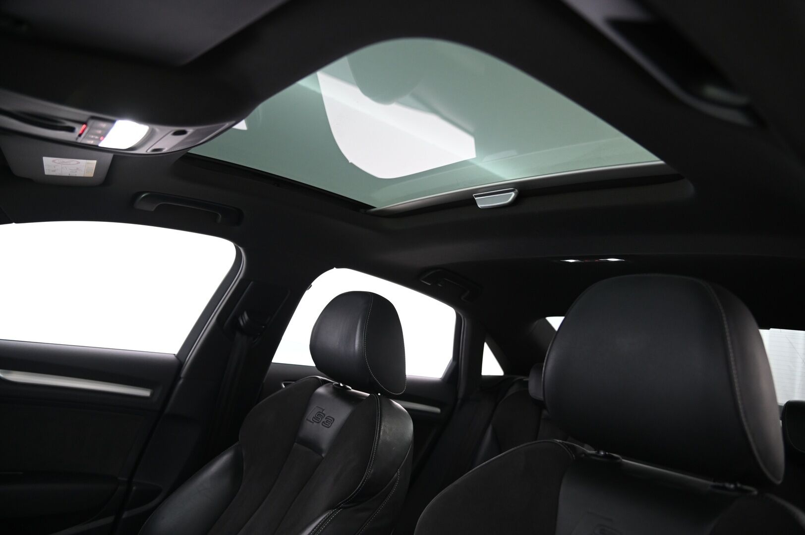 Audi S3 2015 Sedan 2,0 TFSI 221 kW quattro S tronic - Bang&Olufsen | Kattoluukku | Flatbottom | Lohko | Nahka-alcantara penkit |2x renkaat & vanteet