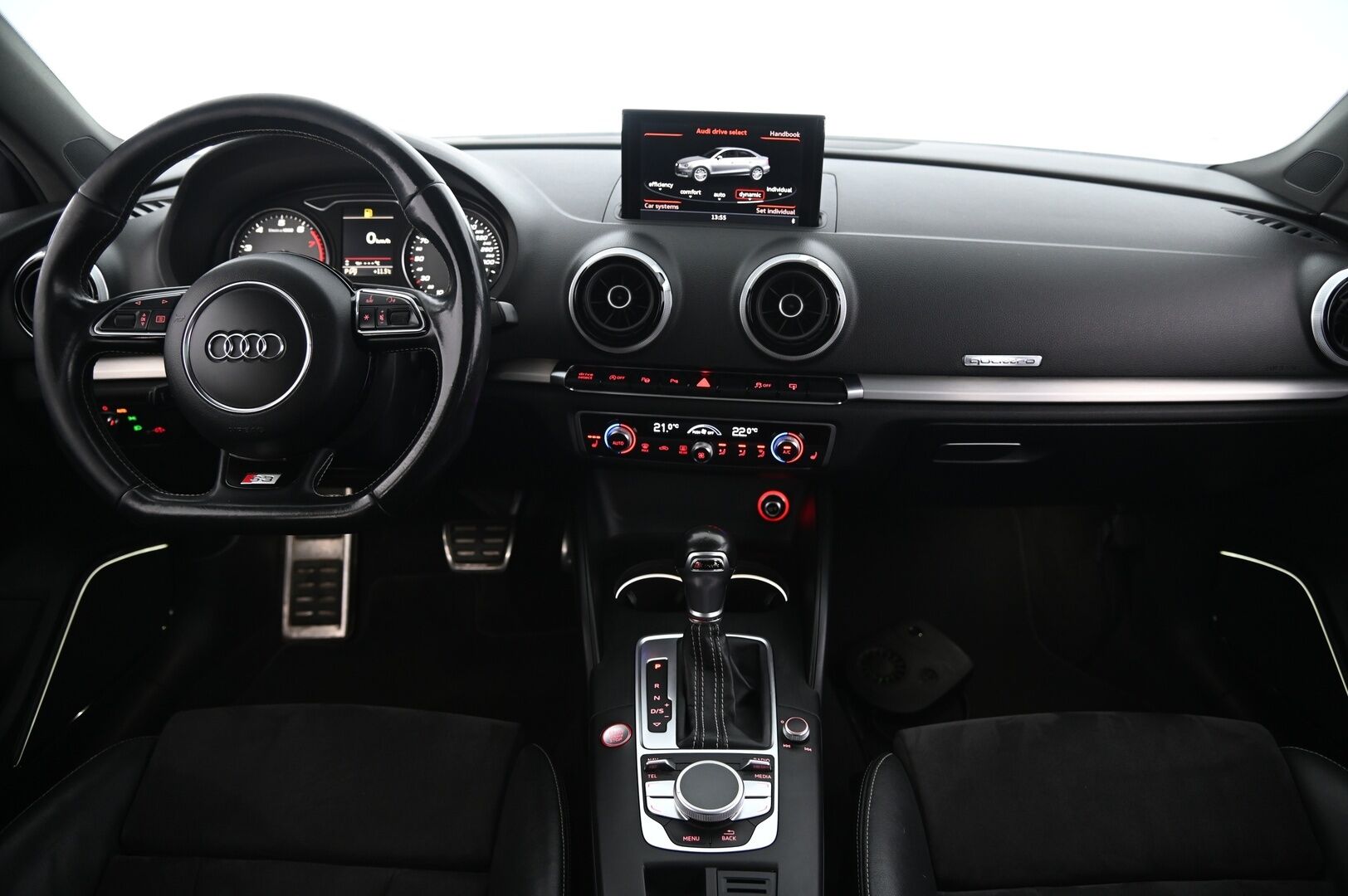 Audi S3 2015 Sedan 2,0 TFSI 221 kW quattro S tronic - Bang&Olufsen | Kattoluukku | Flatbottom | Lohko | Nahka-alcantara penkit |2x renkaat & vanteet