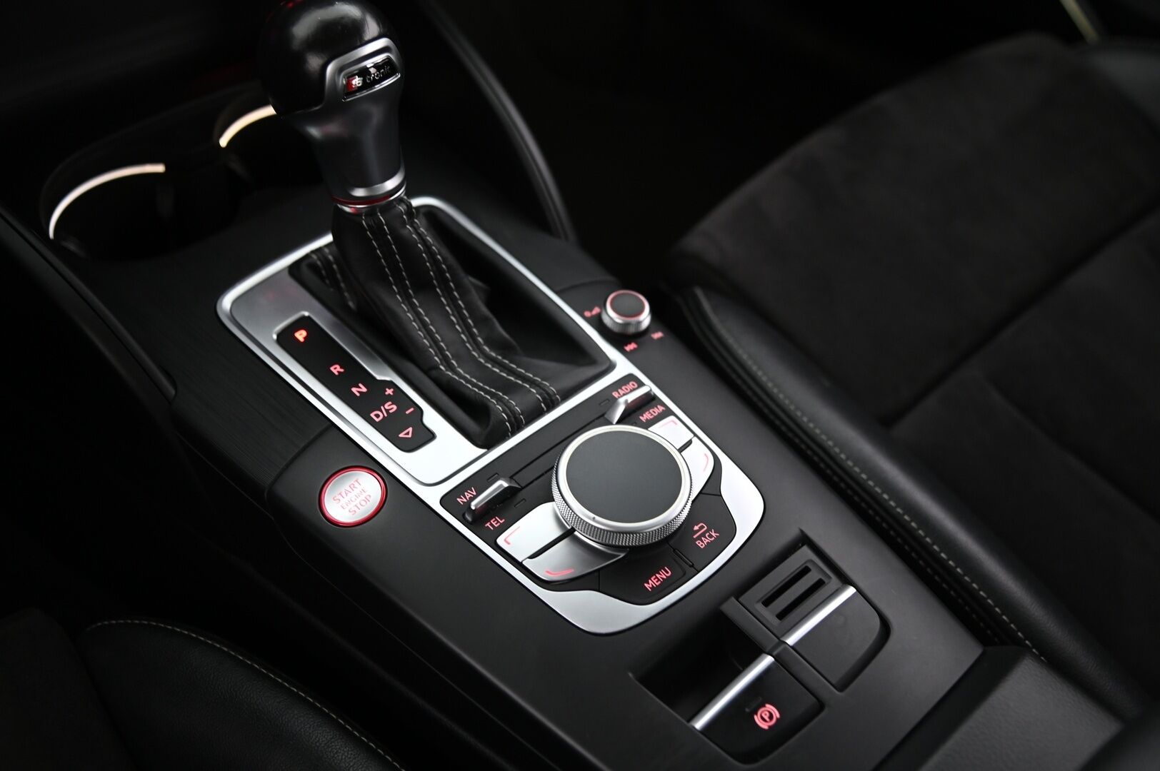 Audi S3 2015 Sedan 2,0 TFSI 221 kW quattro S tronic - Bang&Olufsen | Kattoluukku | Flatbottom | Lohko | Nahka-alcantara penkit |2x renkaat & vanteet
