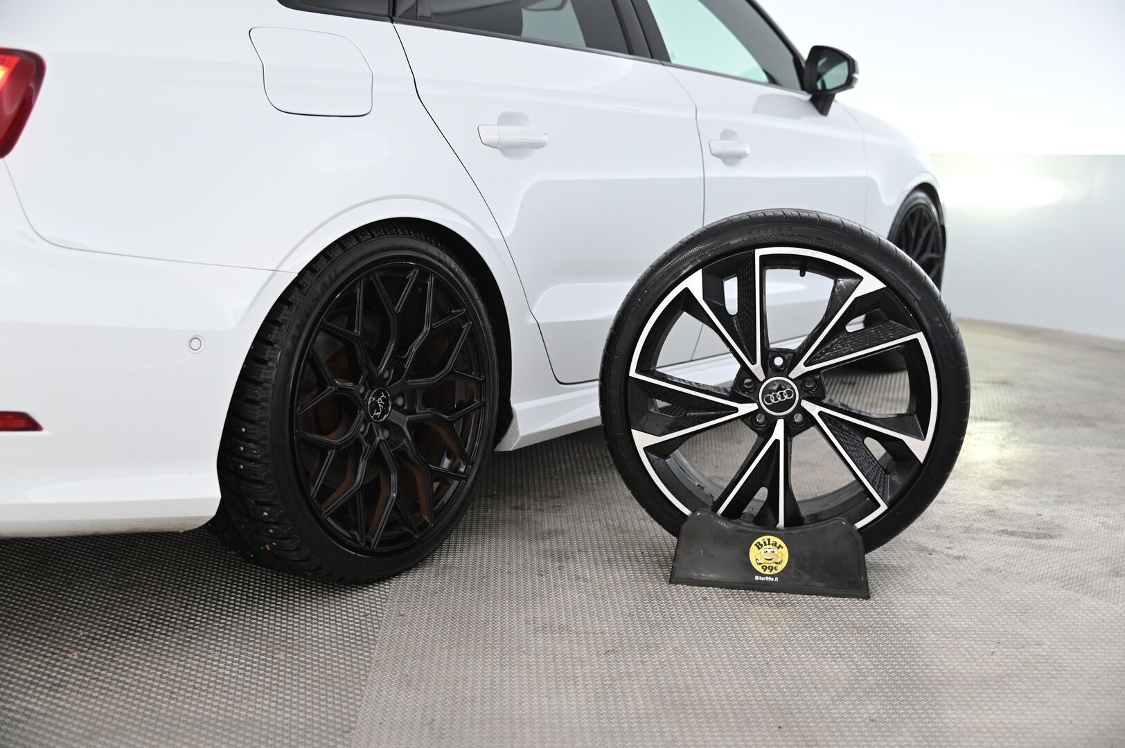 Audi S3 2015 Sedan 2,0 TFSI 221 kW quattro S tronic - Bang&Olufsen | Kattoluukku | Flatbottom | Lohko | Nahka-alcantara penkit |2x renkaat & vanteet