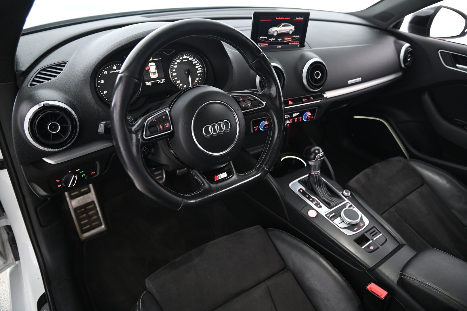 Audi S3 2015 Sedan 2,0 TFSI 221 kW quattro S tronic - Bang&Olufsen | Kattoluukku | Flatbottom | Lohko | Nahka-alcantara penkit |2x renkaat & vanteet
