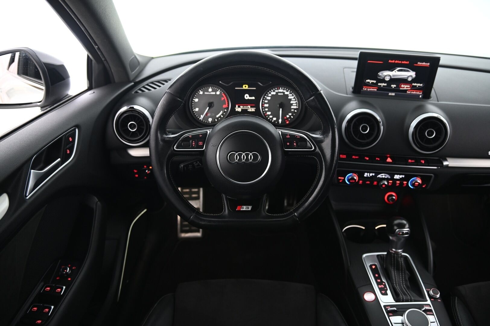 Audi S3 2015 Sedan 2,0 TFSI 221 kW quattro S tronic - Bang&Olufsen | Kattoluukku | Flatbottom | Lohko | Nahka-alcantara penkit |2x renkaat & vanteet