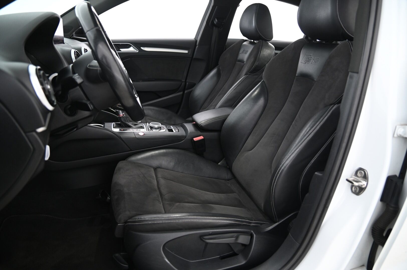 Audi S3 2015 Sedan 2,0 TFSI 221 kW quattro S tronic - Bang&Olufsen | Kattoluukku | Flatbottom | Lohko | Nahka-alcantara penkit |2x renkaat & vanteet
