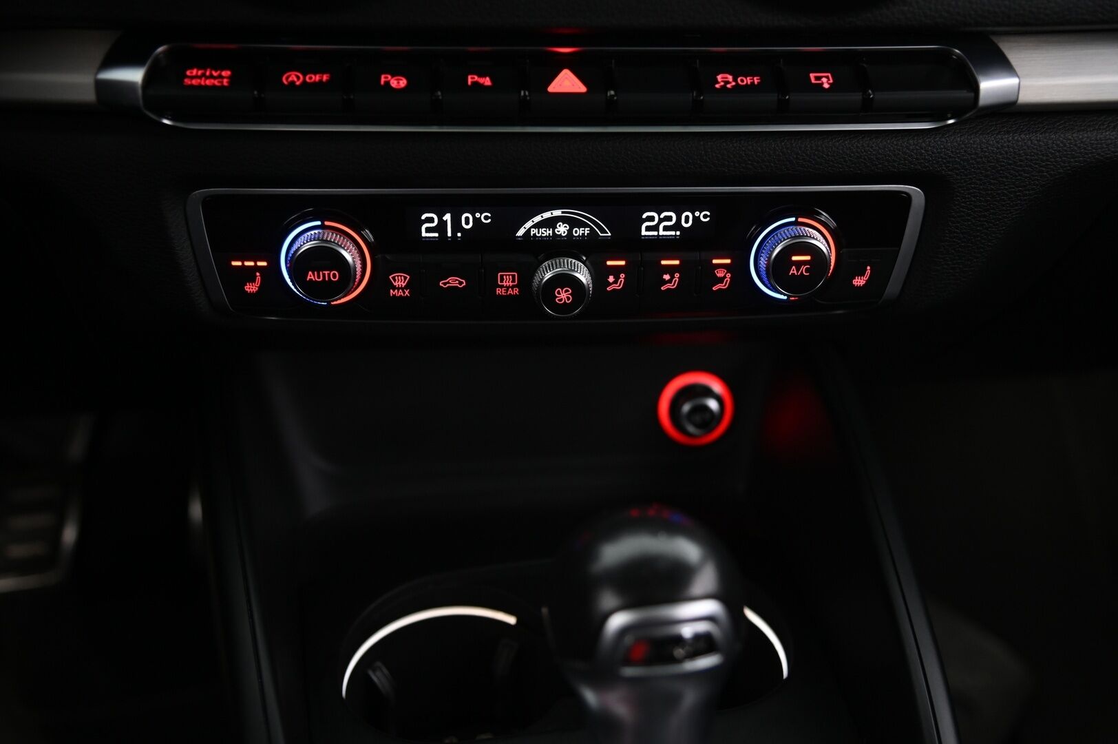 Audi S3 2015 Sedan 2,0 TFSI 221 kW quattro S tronic - Bang&Olufsen | Kattoluukku | Flatbottom | Lohko | Nahka-alcantara penkit |2x renkaat & vanteet