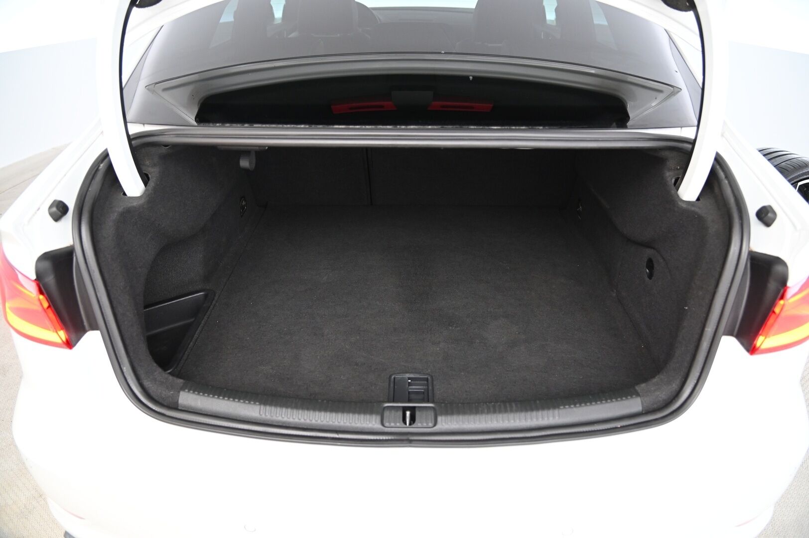 Audi S3 2015 Sedan 2,0 TFSI 221 kW quattro S tronic - Bang&Olufsen | Kattoluukku | Flatbottom | Lohko | Nahka-alcantara penkit |2x renkaat & vanteet