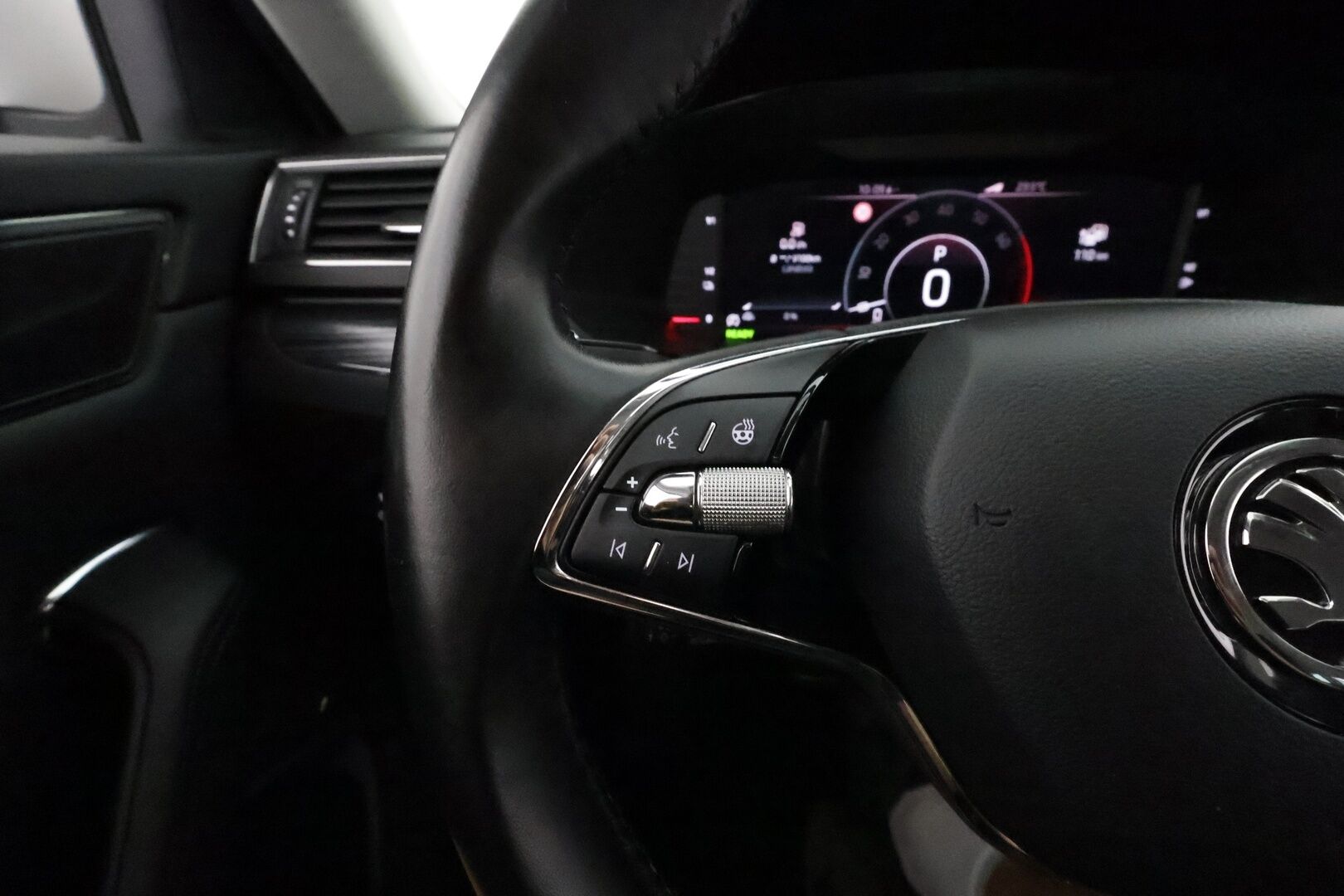 Skoda Superb 2020 Combi 1,4 TSI PHEV Style iV DSG **Canton / Webasto / Koukku / Adapt.Vakkari / Matrix-LED / P.kamera / Muistipenkki** - 2x Latauskaapelit / Kahdet Renkaat / **HYVILLÄ KAMOILLA**