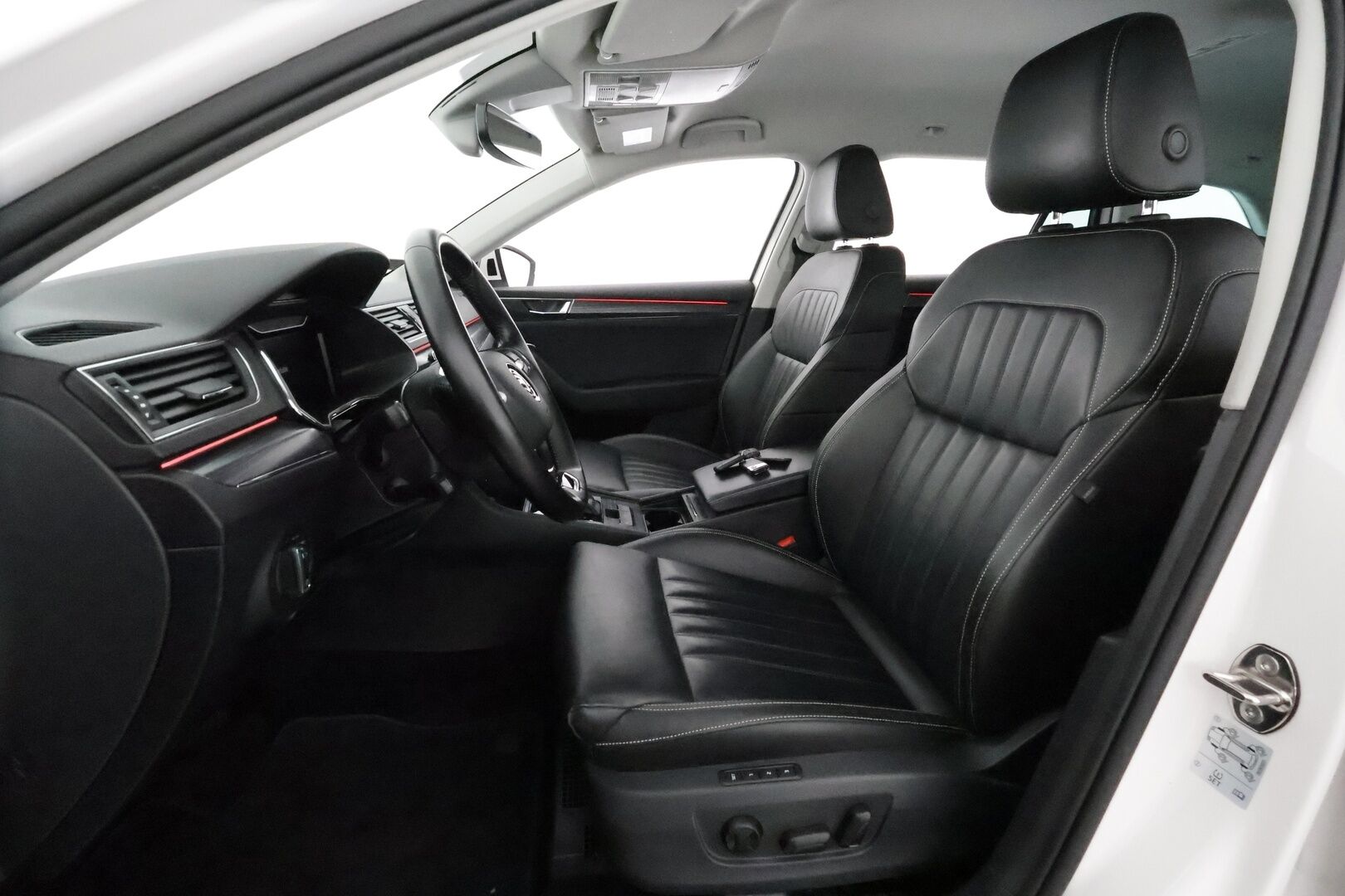 Skoda Superb 2020 Combi 1,4 TSI PHEV Style iV DSG **Canton / Webasto / Koukku / Adapt.Vakkari / Matrix-LED / P.kamera / Muistipenkki** - 2x Latauskaapelit / Kahdet Renkaat / **HYVILLÄ KAMOILLA**