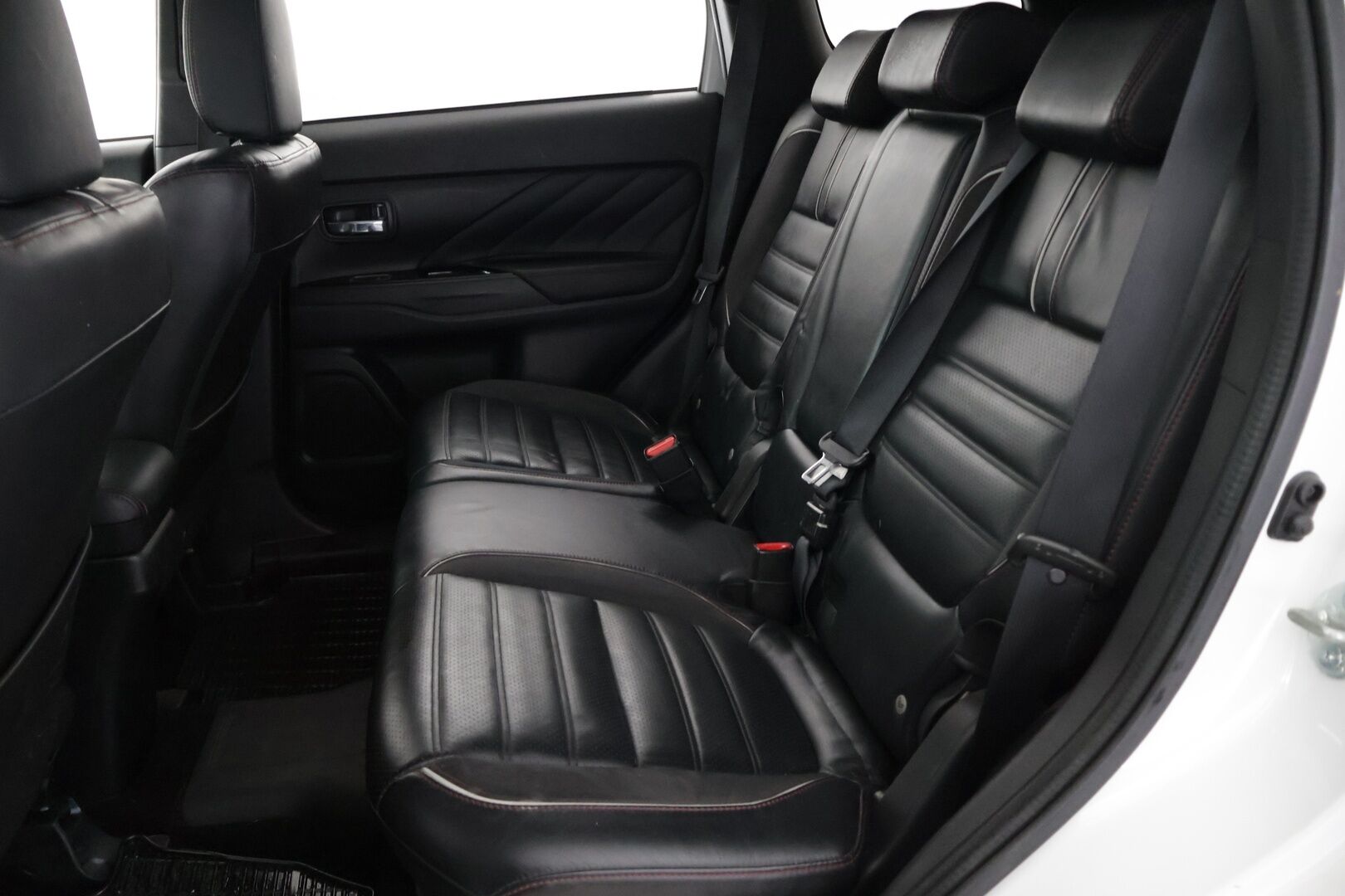 Mitsubishi Outlander 2018 4WD Ski-Edition Business - ACC| 360-Kamera | Lasikattoluukku | Tutkat | RockFord | Nahkasisusta | Sähköpenkki | Ratinlämmitin | BLIS