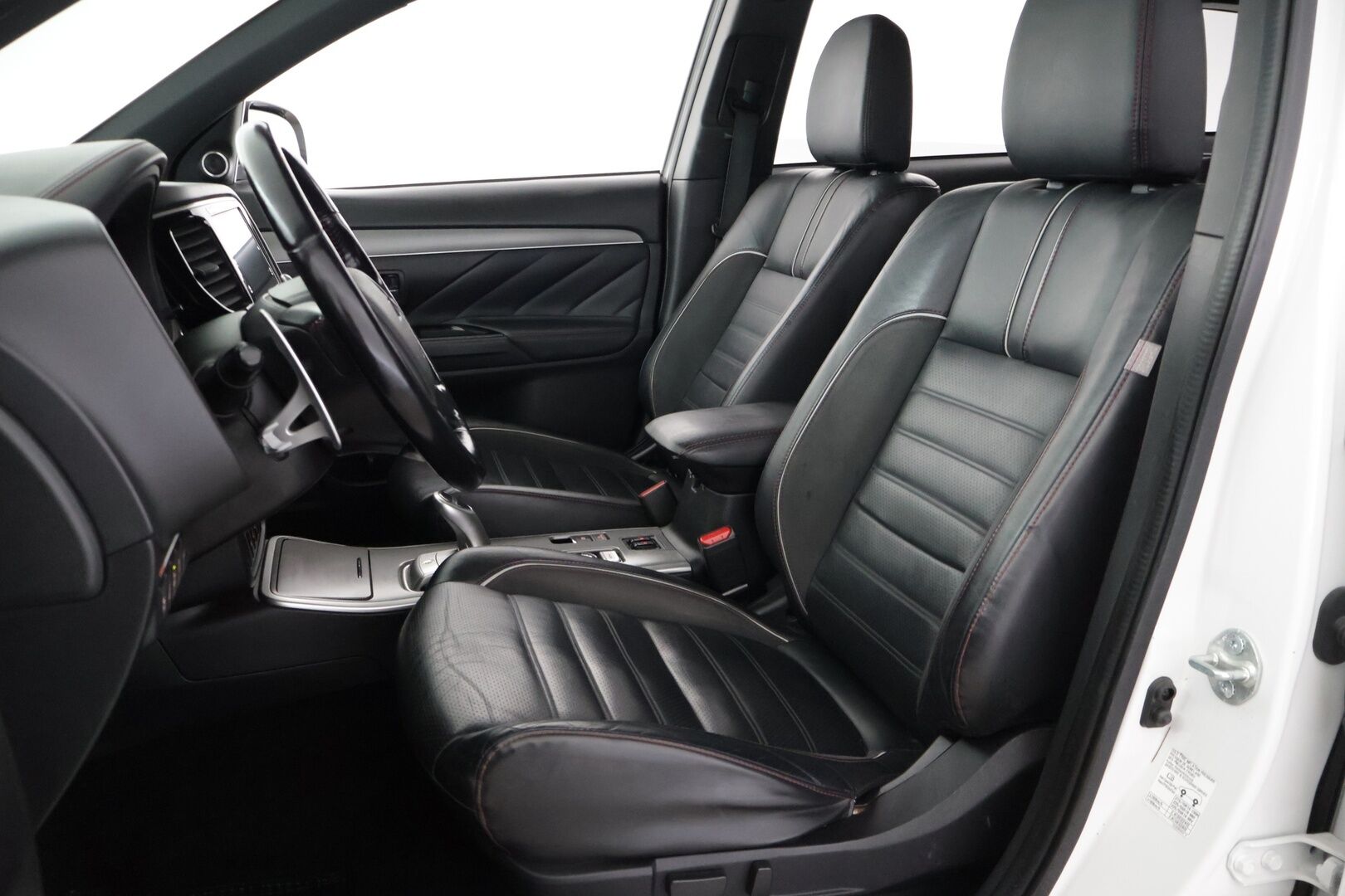 Mitsubishi Outlander 2018 4WD Ski-Edition Business - ACC| 360-Kamera | Lasikattoluukku | Tutkat | RockFord | Nahkasisusta | Sähköpenkki | Ratinlämmitin | BLIS