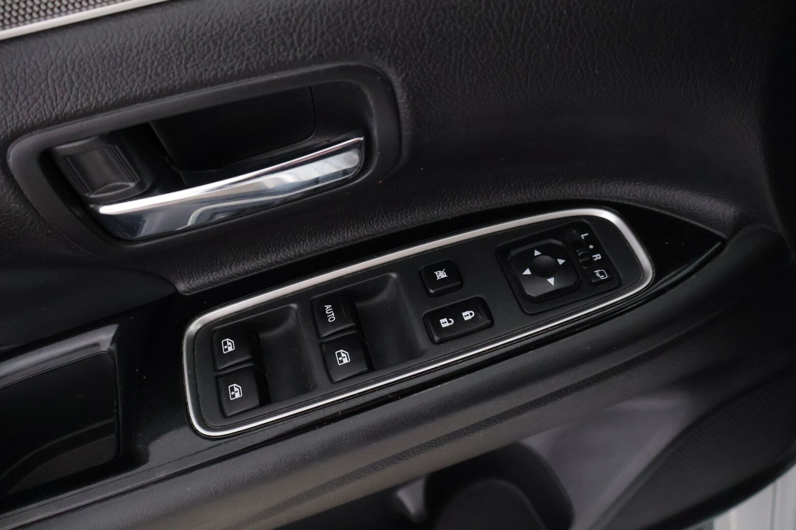 Mitsubishi Outlander 2018 4WD Ski-Edition Business - ACC| 360-Kamera | Lasikattoluukku | Tutkat | RockFord | Nahkasisusta | Sähköpenkki | Ratinlämmitin | BLIS