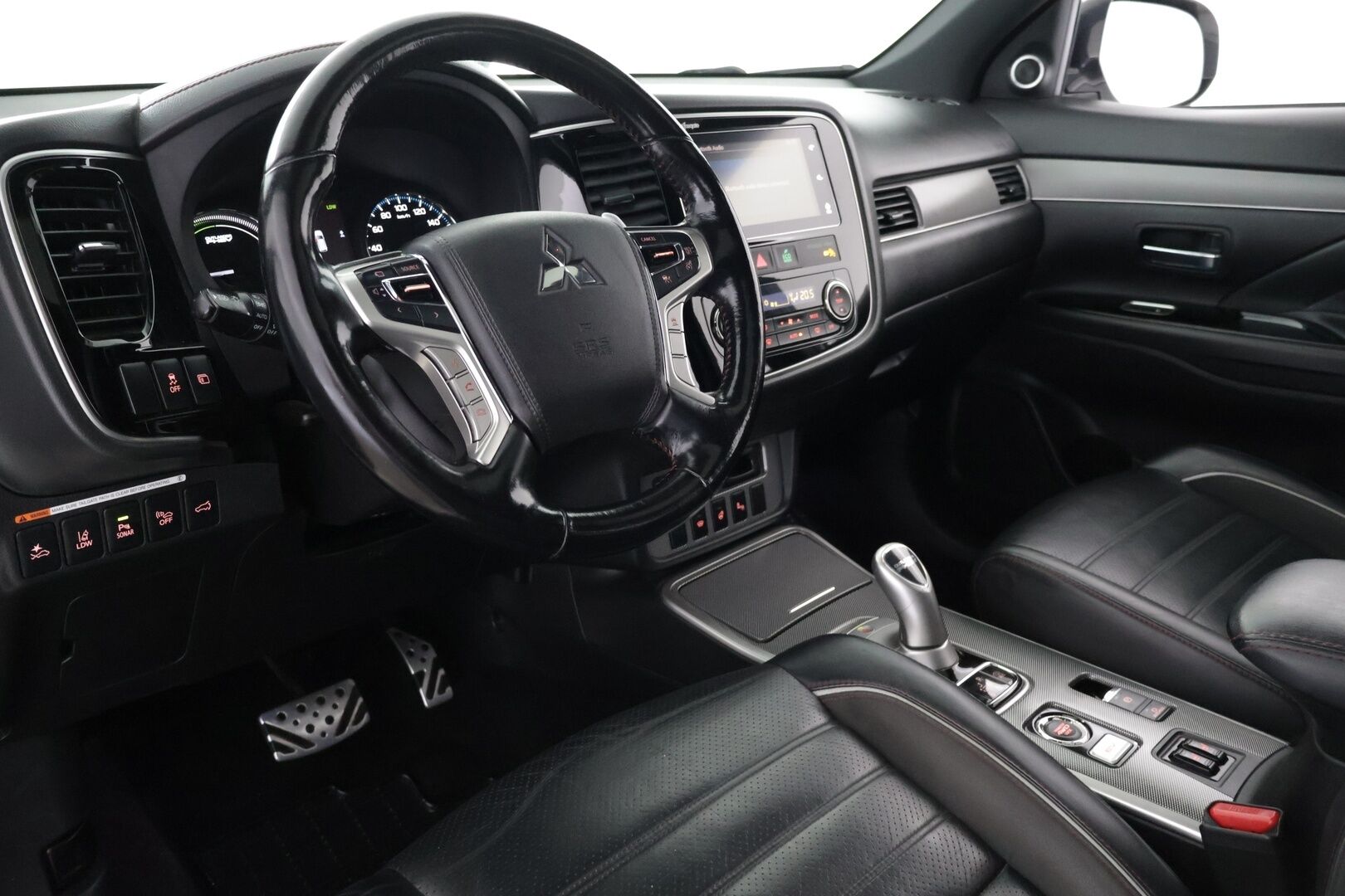 Mitsubishi Outlander 2018 4WD Ski-Edition Business - ACC| 360-Kamera | Lasikattoluukku | Tutkat | RockFord | Nahkasisusta | Sähköpenkki | Ratinlämmitin | BLIS