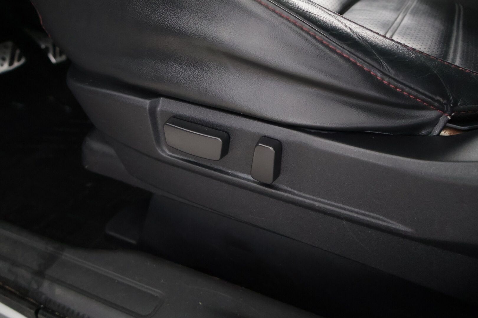 Mitsubishi Outlander 2018 4WD Ski-Edition Business - ACC| 360-Kamera | Lasikattoluukku | Tutkat | RockFord | Nahkasisusta | Sähköpenkki | Ratinlämmitin | BLIS