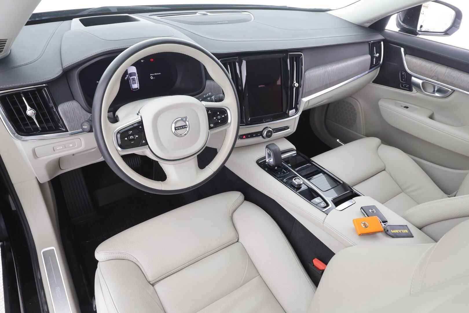 Volvo V90 2023 T8 AWD Long Range High Performance Ultimate Bright aut - | Koukku | HUD | Panorama | H&K | ACC | Full-LED | 360 | Sporttinahat Muistilla | Lisälämmitin | Kaistavahti | Navi | Keyless | 1-om Suomi-auto | Kahdet renkaat | 2x Latauskaapelit |