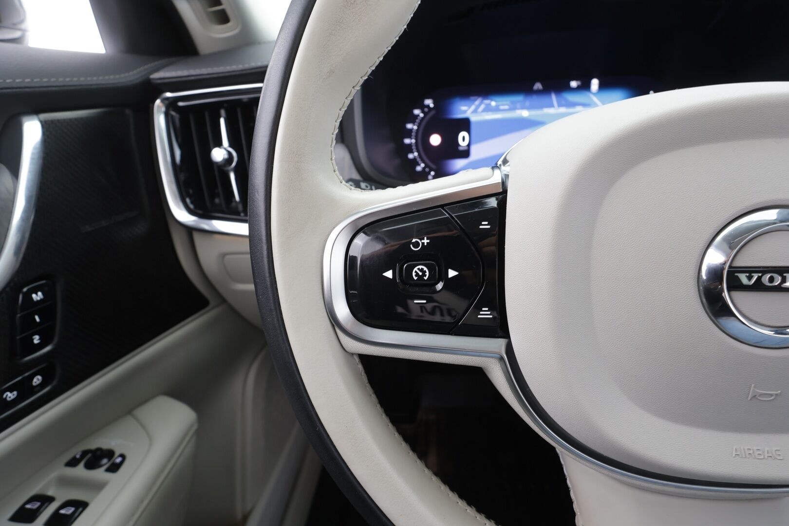 Volvo V90 2023 T8 AWD Long Range High Performance Ultimate Bright aut - | Koukku | HUD | Panorama | H&K | ACC | Full-LED | 360 | Sporttinahat Muistilla | Lisälämmitin | Kaistavahti | Navi | Keyless | 1-om Suomi-auto | Kahdet renkaat | 2x Latauskaapelit |