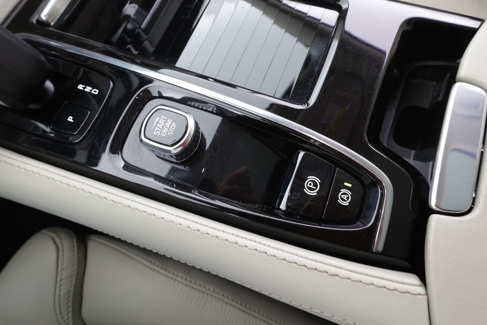 Volvo V90 2023 T8 AWD Long Range High Performance Ultimate Bright aut - | Koukku | HUD | Panorama | H&K | ACC | Full-LED | 360 | Sporttinahat Muistilla | Lisälämmitin | Kaistavahti | Navi | Keyless | 1-om Suomi-auto | Kahdet renkaat | 2x Latauskaapelit |