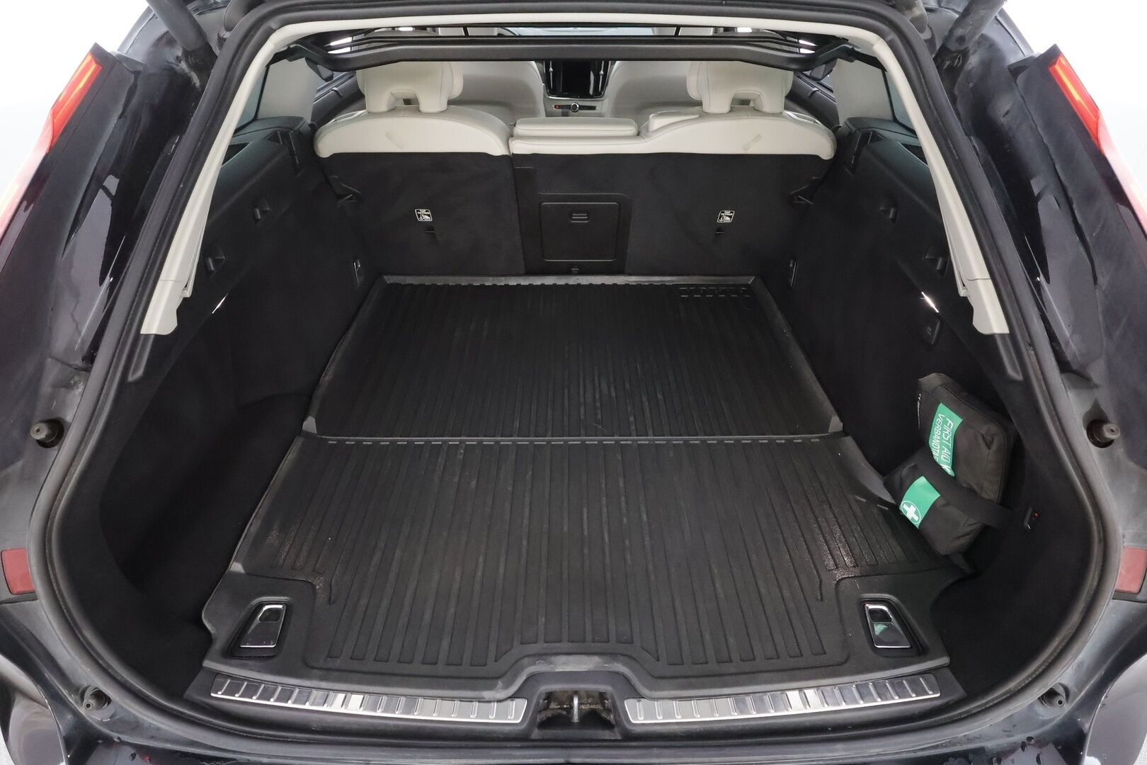 Volvo V90 2023 T8 AWD Long Range High Performance Ultimate Bright aut - | Koukku | HUD | Panorama | H&K | ACC | Full-LED | 360 | Sporttinahat Muistilla | Lisälämmitin | Kaistavahti | Navi | Keyless | 1-om Suomi-auto | Kahdet renkaat | 2x Latauskaapelit |