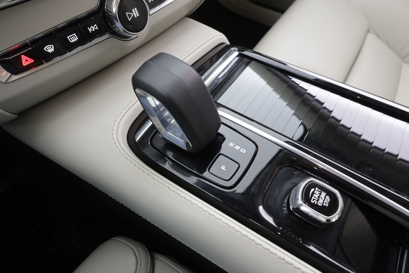 Volvo V90 2023 T8 AWD Long Range High Performance Ultimate Bright aut - | Koukku | HUD | Panorama | H&K | ACC | Full-LED | 360 | Sporttinahat Muistilla | Lisälämmitin | Kaistavahti | Navi | Keyless | 1-om Suomi-auto | Kahdet renkaat | 2x Latauskaapelit |