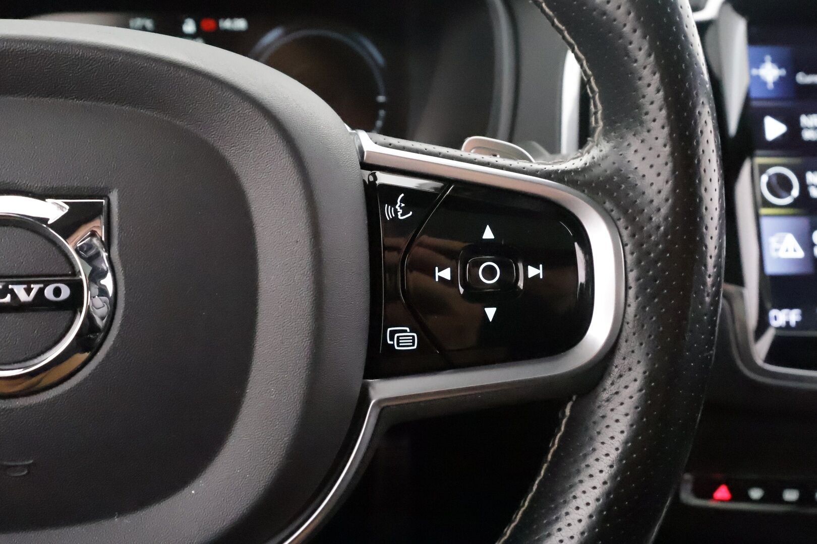 Volvo XC90 2019 T8 AWD R-Design aut - | ACC | Koukku | Webasto | HUD | 360° | Ilm. muistinahat hieronnalla | H/K | Panorama | Pilot Assist | BLIS | Full-LED Active | 2x renkaat aluin |