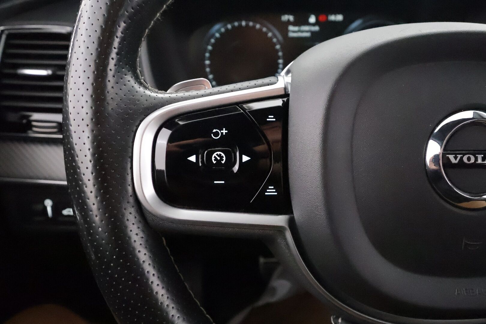 Volvo XC90 2019 T8 AWD R-Design aut - | ACC | Koukku | Webasto | HUD | 360° | Ilm. muistinahat hieronnalla | H/K | Panorama | Pilot Assist | BLIS | Full-LED Active | 2x renkaat aluin |