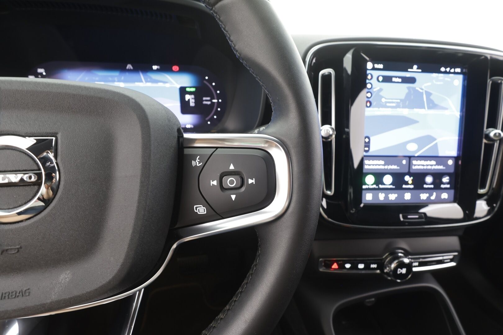 Volvo XC40 2023 Recharge Single Plus aut - | ACC | ILP | Koukku | Muistipenkki | Sporttipenkit | BLIS | Pilot Assist | Keyless | P.kamera | 2x renkaat aluin | 1-om suomiauto | Merkkihuollot |