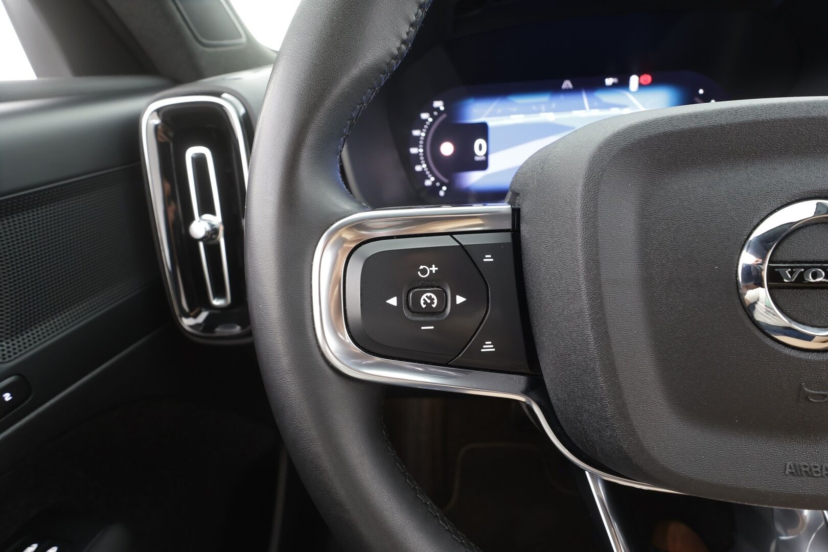 Volvo XC40 2023 Recharge Single Plus aut - | ACC | ILP | Koukku | Muistipenkki | Sporttipenkit | BLIS | Pilot Assist | Keyless | P.kamera | 2x renkaat aluin | 1-om suomiauto | Merkkihuollot |