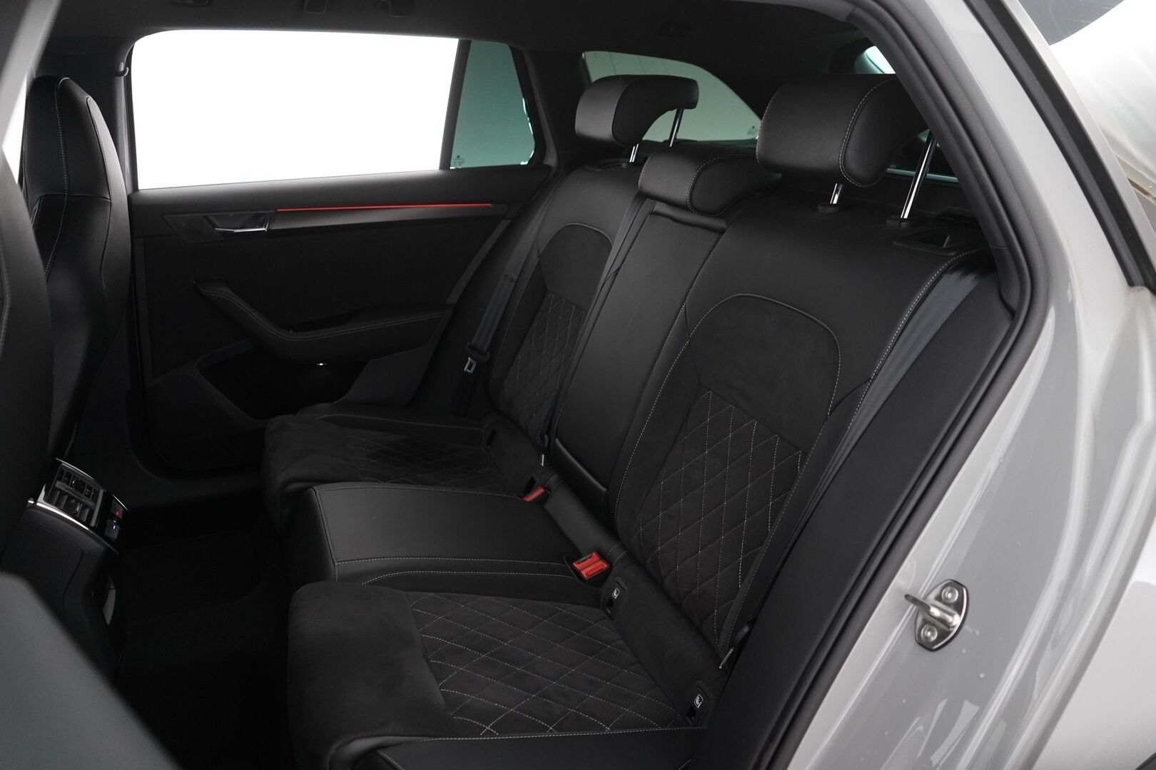 Skoda Superb 2021 Combi 1,4 TSI PHEV SportLine iV DSG ** ACC / Webasto / Canton / Koukku** - Skoda Crystal Lighting / Muistipenkki / Nahka-alcantara / Sport Line*