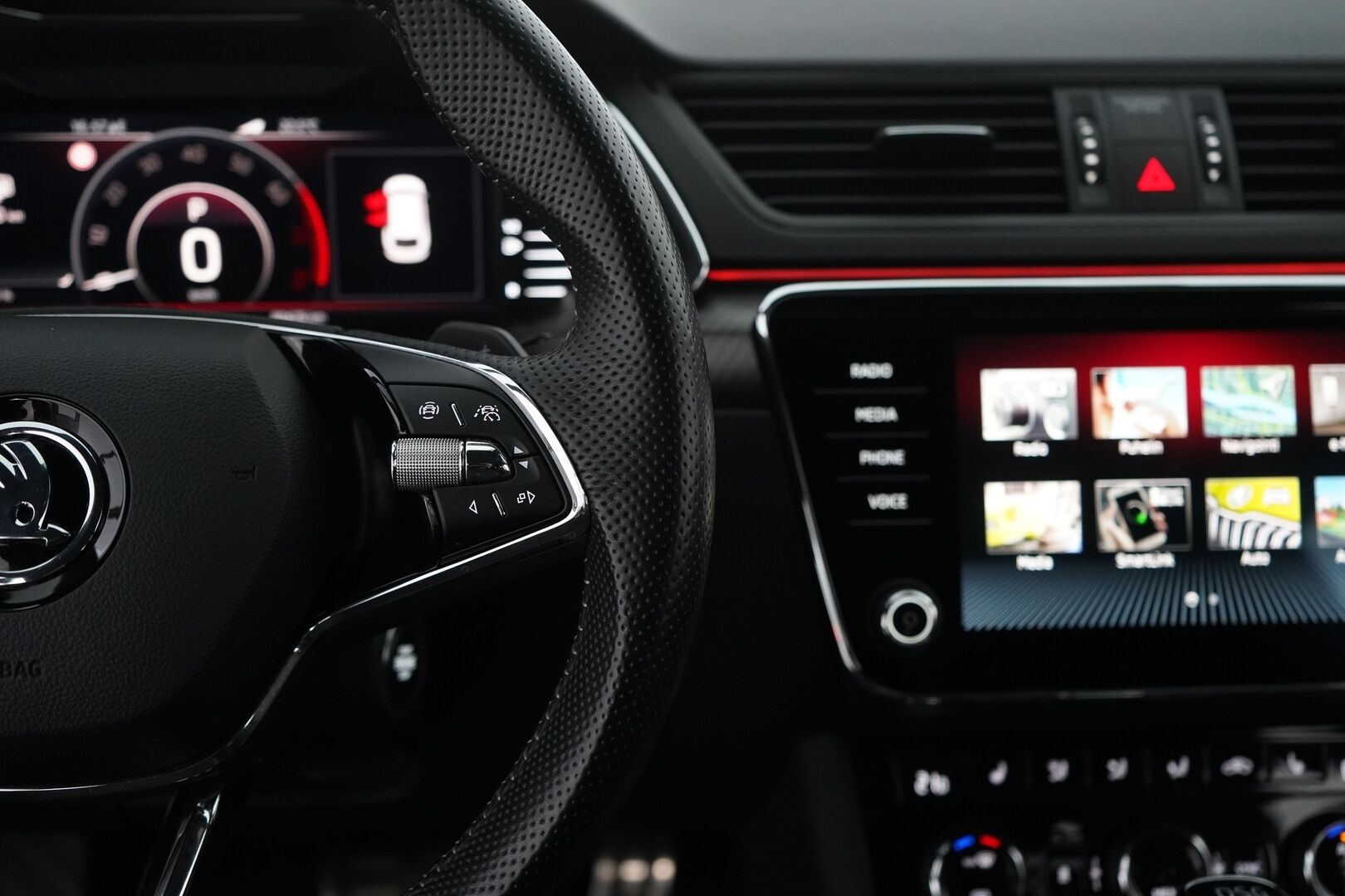 Skoda Superb 2021 Combi 1,4 TSI PHEV SportLine iV DSG ** ACC / Webasto / Canton / Koukku** - Skoda Crystal Lighting / Muistipenkki / Nahka-alcantara / Sport Line*