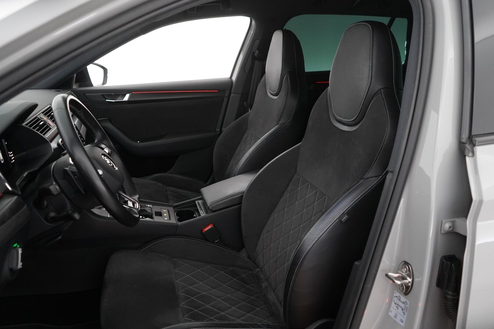 Skoda Superb 2021 Combi 1,4 TSI PHEV SportLine iV DSG ** ACC / Webasto / Canton / Koukku** - Skoda Crystal Lighting / Muistipenkki / Nahka-alcantara / Sport Line*