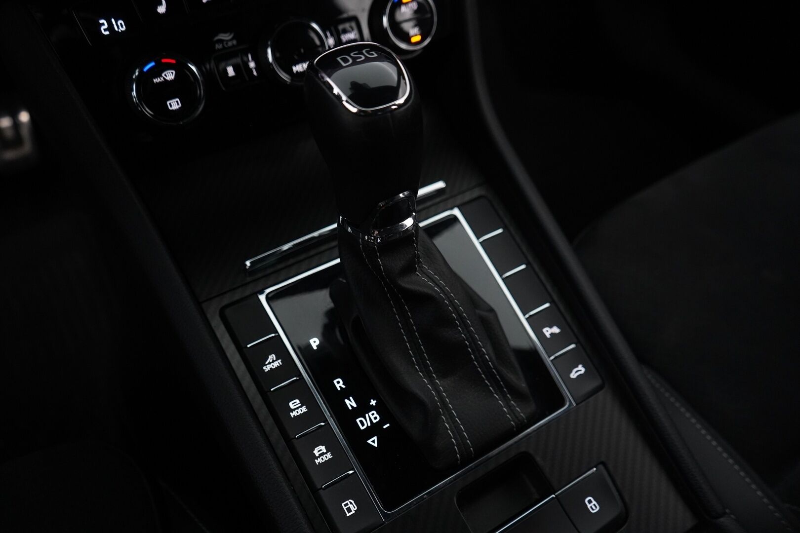 Skoda Superb 2021 Combi 1,4 TSI PHEV SportLine iV DSG ** ACC / Webasto / Canton / Koukku** - Skoda Crystal Lighting / Muistipenkki / Nahka-alcantara / Sport Line*