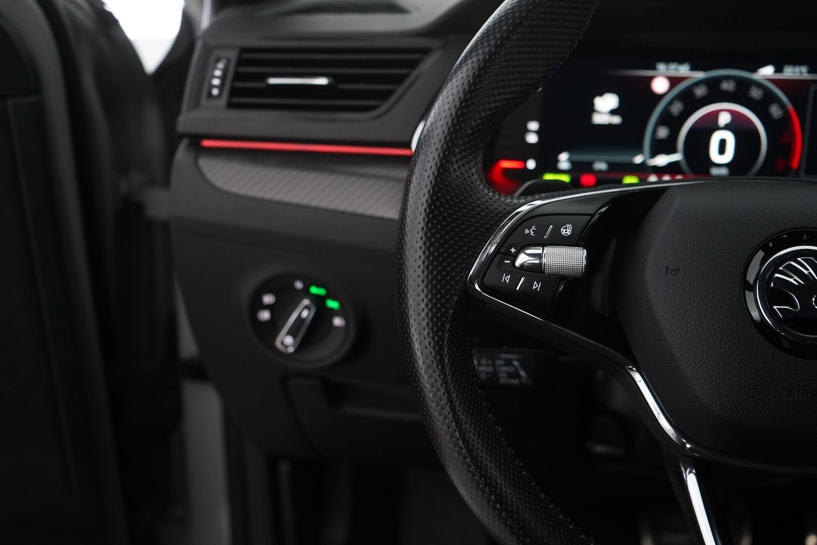 Skoda Superb 2021 Combi 1,4 TSI PHEV SportLine iV DSG ** ACC / Webasto / Canton / Koukku** - Skoda Crystal Lighting / Muistipenkki / Nahka-alcantara / Sport Line*