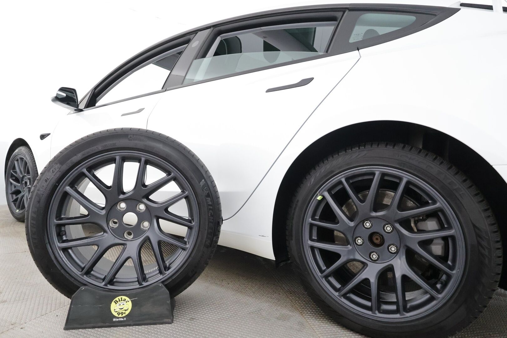 Tesla Model 3 2024 Standard Range Plus * Koukku / Lasikatto / Matrix LED / Viihdenäyttö / Nahat / ILP / P.kamera / Facelift * - Suomi-auto / Kahdet renkaat aluvanteilla