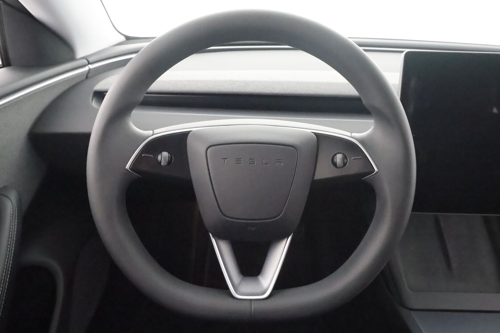 Tesla Model 3 2024 Standard Range Plus * Koukku / Lasikatto / Matrix LED / Viihdenäyttö / Nahat / ILP / P.kamera / Facelift * - Suomi-auto / Kahdet renkaat aluvanteilla