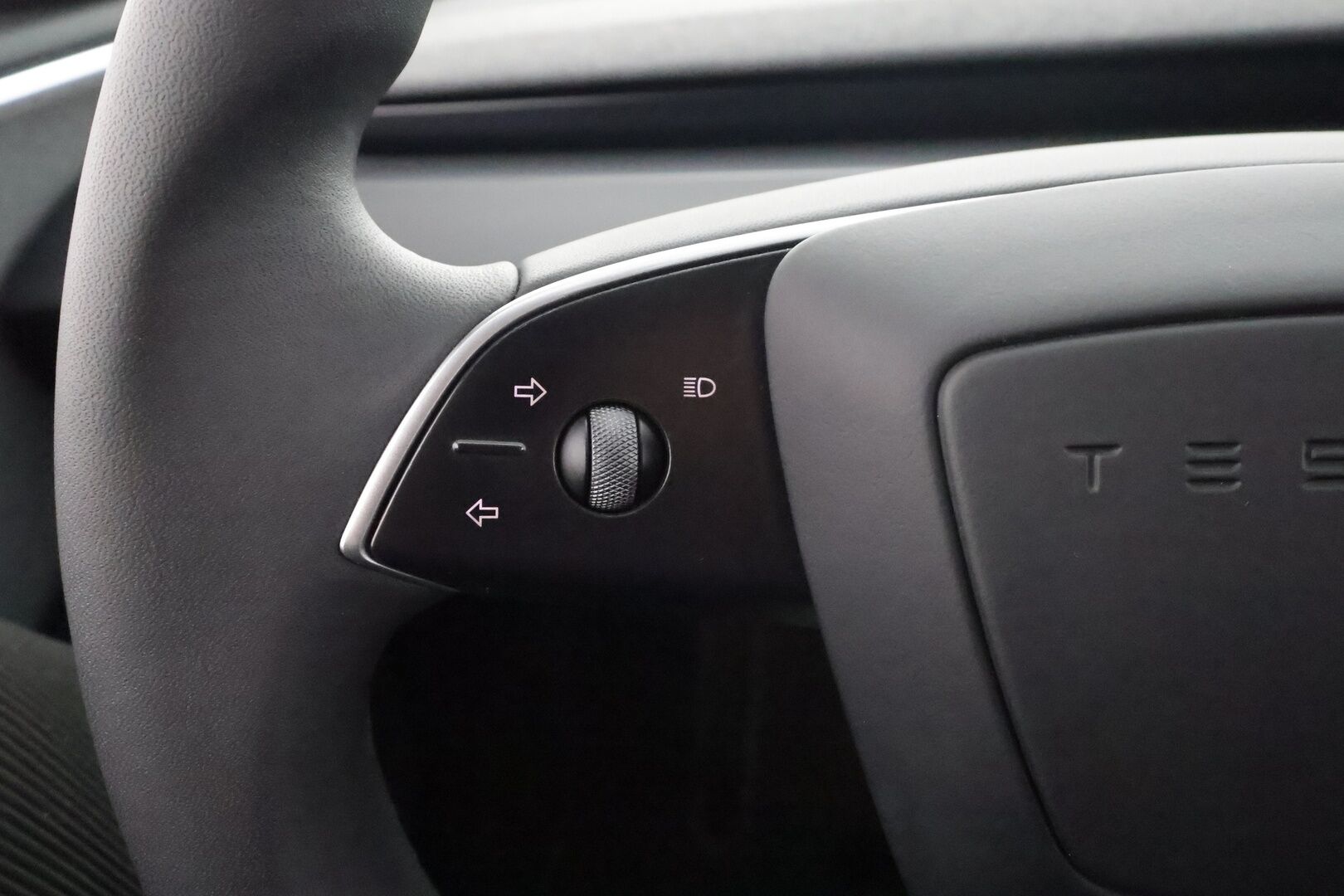 Tesla Model 3 2024 Standard Range Plus * Koukku / Lasikatto / Matrix LED / Viihdenäyttö / Nahat / ILP / P.kamera / Facelift * - Suomi-auto / Kahdet renkaat aluvanteilla