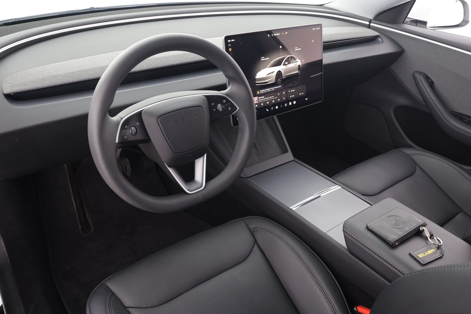 Tesla Model 3 2024 Standard Range Plus * Koukku / Lasikatto / Matrix LED / Viihdenäyttö / Nahat / ILP / P.kamera / Facelift * - Suomi-auto / Kahdet renkaat aluvanteilla