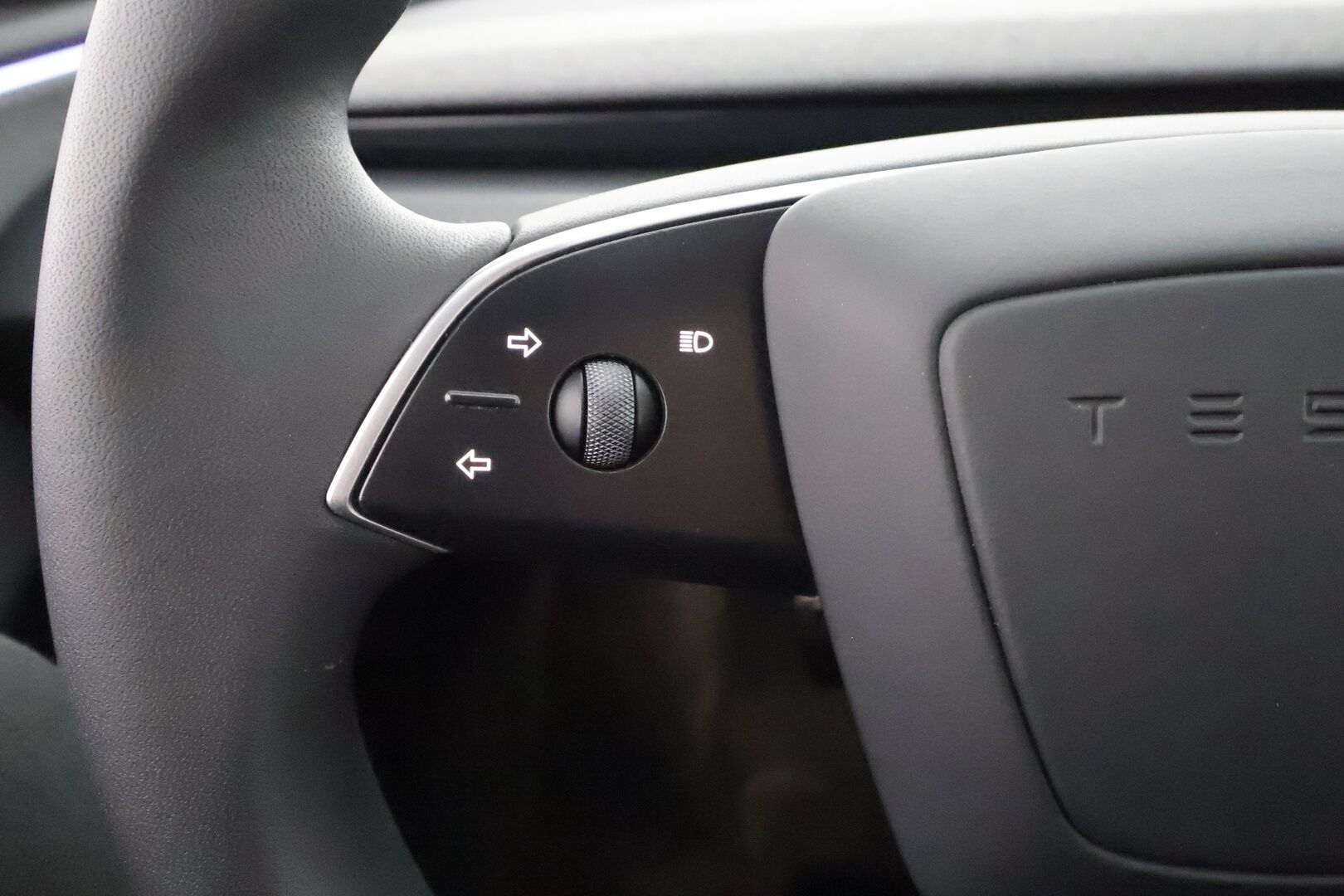 Tesla Model 3 2024 RWD * Koukku / ILP / Matrix LED / Viihdenäyttö / Lasikatto / P.kamera / Ilmastoidut nahat * - 1.Om Suomi-auto / Kahdet renkaat aluvanteilla - HULLUT AVAJAISHULINAT KORKOTARJOUS 3,29 %