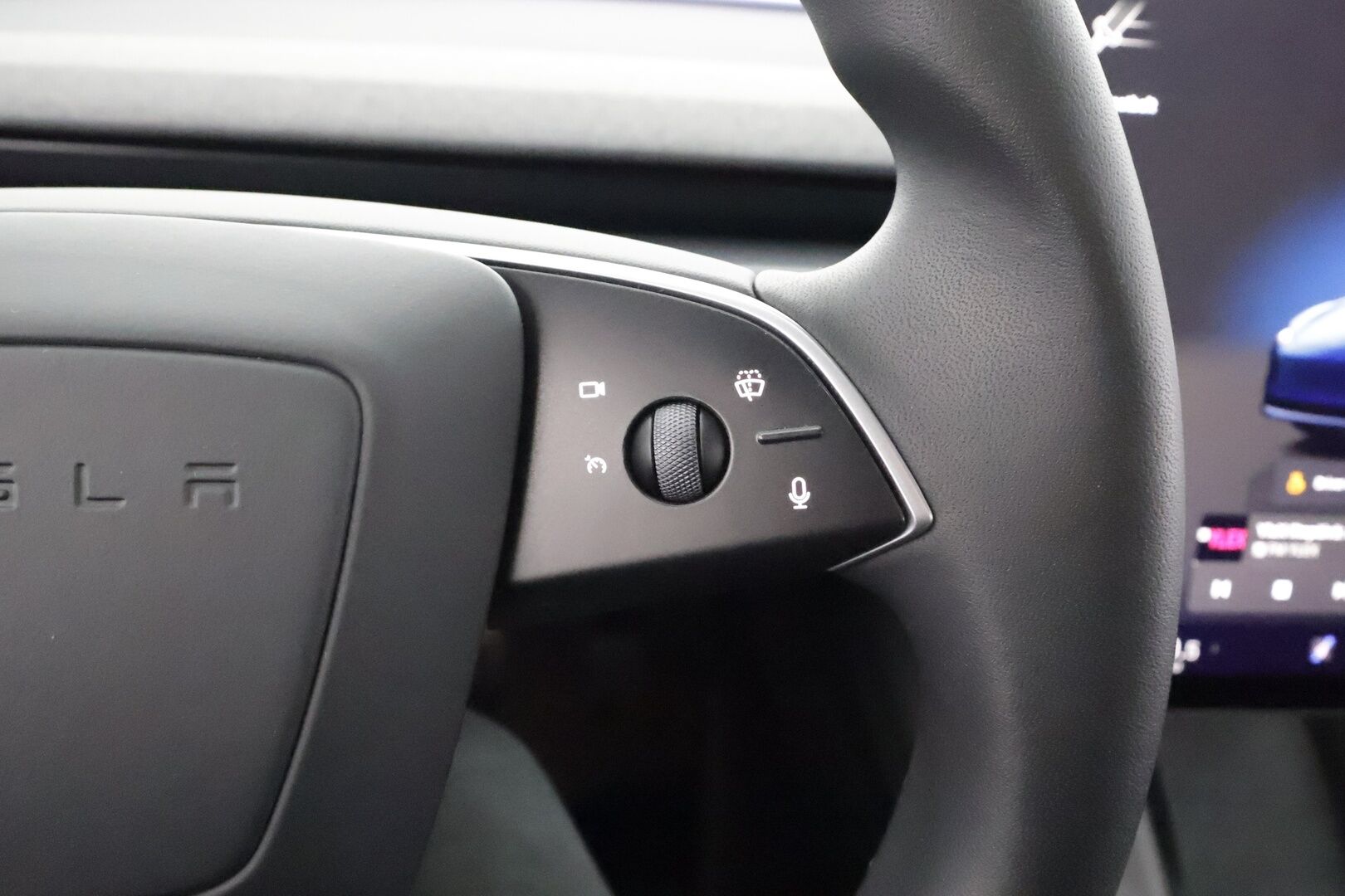 Tesla Model 3 2024 RWD * Koukku / ILP / Matrix LED / Viihdenäyttö / Lasikatto / P.kamera / Ilmastoidut nahat * - 1.Om Suomi-auto / Kahdet renkaat aluvanteilla - HULLUT AVAJAISHULINAT KORKOTARJOUS 3,29 %