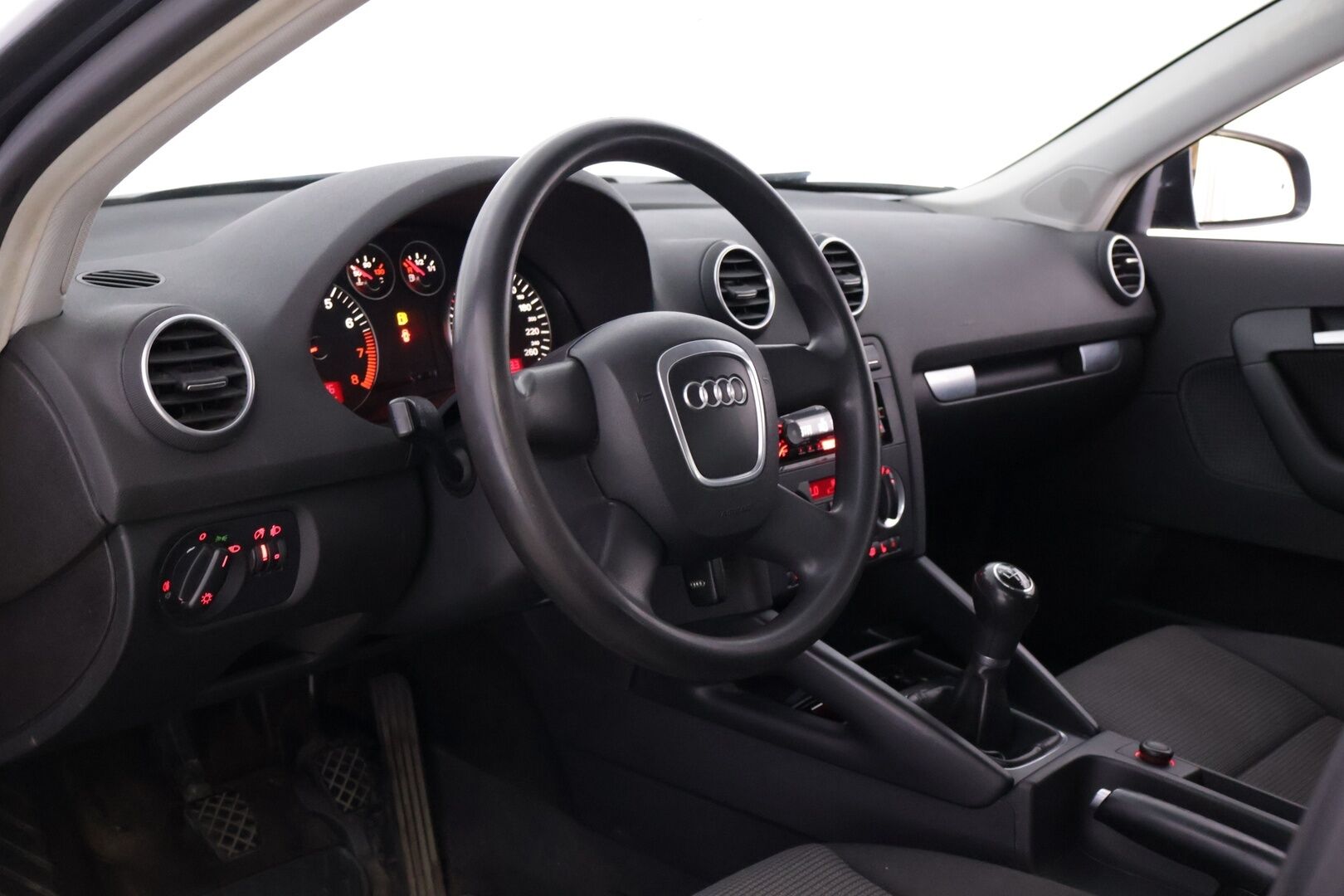 Audi A3 2005 4D SPORTBACK 2.0FSI - YritysOutlet - Myydään vain yrityksille - – Tämä auto myydään YritysOutlet -valikoimasta vain yritykselle