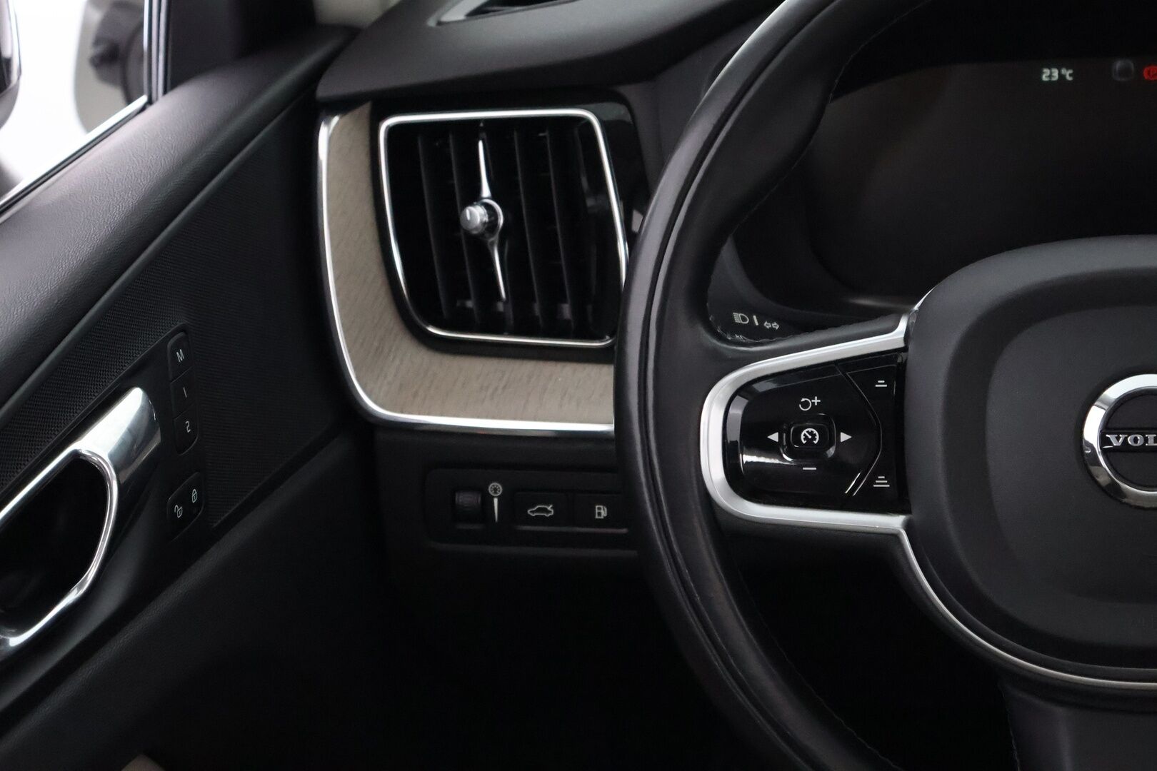 Volvo XC60 2018 T8 AWD Inscription aut - Webasto / Adapt.Vakkari / Vaaleat Nahat / High Perf.Audio / Ilma-alusta / BLIS / Sähköluukku / Ratinlämmitin / Juuri saapunut Tampereelle!