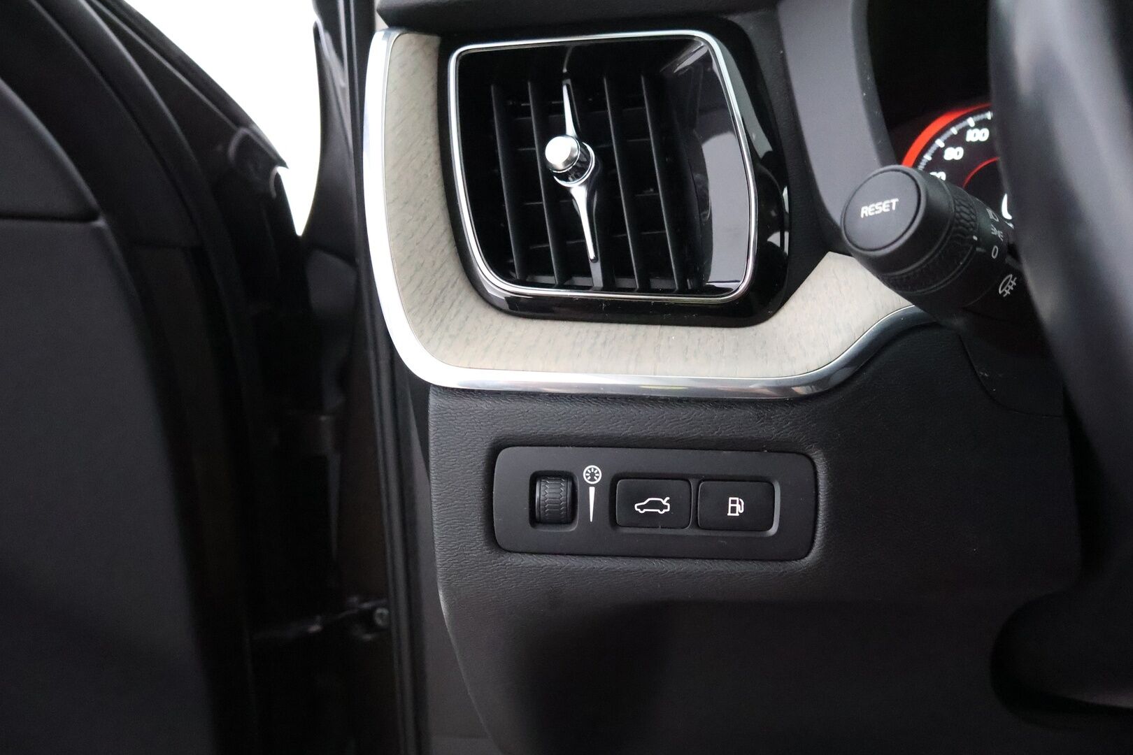 Volvo XC60 2018 T8 AWD Inscription aut - Webasto / Adapt.Vakkari / Vaaleat Nahat / High Perf.Audio / Ilma-alusta / BLIS / Sähköluukku / Ratinlämmitin / Juuri saapunut Tampereelle!