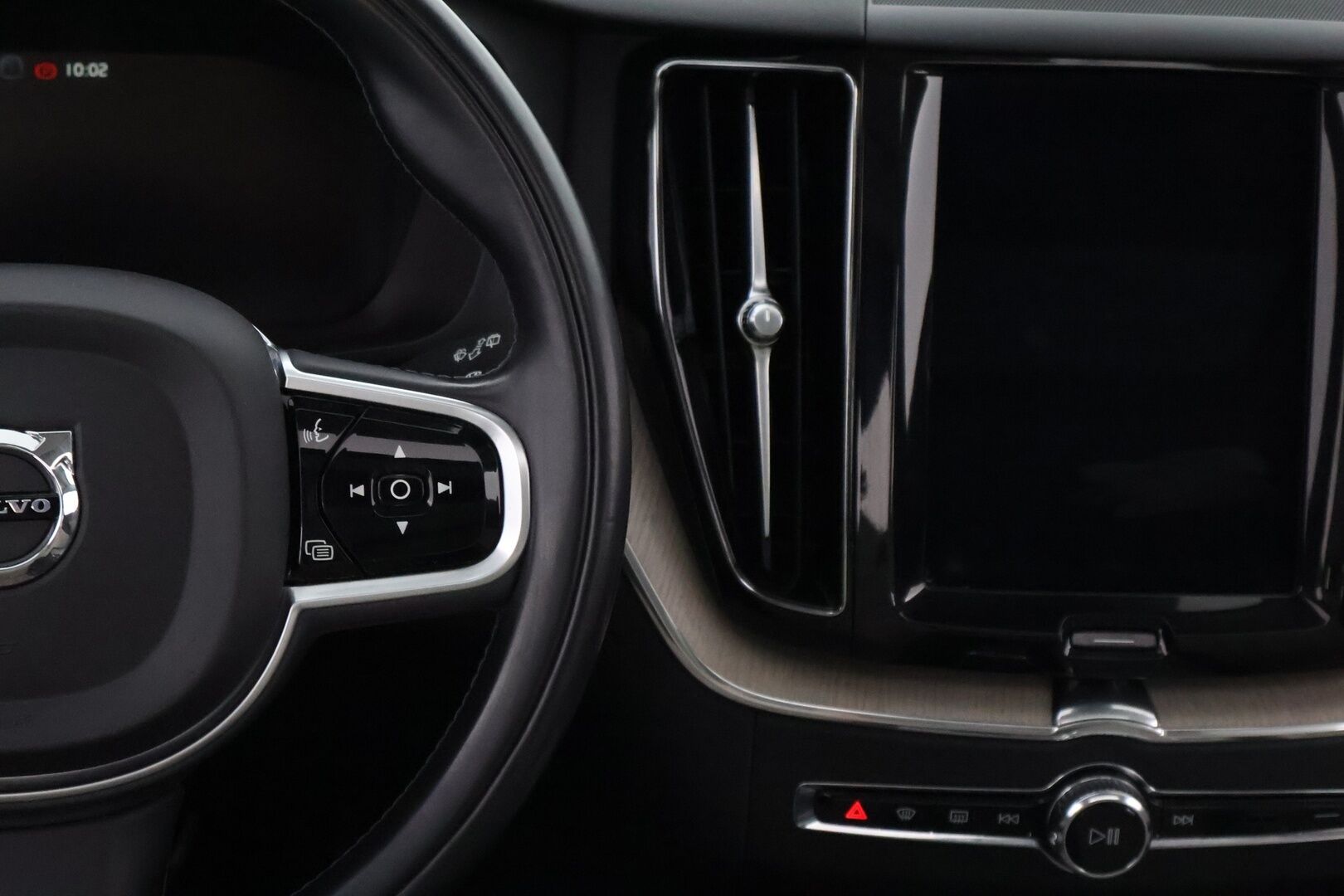 Volvo XC60 2018 T8 AWD Inscription aut - Webasto / Adapt.Vakkari / Vaaleat Nahat / High Perf.Audio / Ilma-alusta / BLIS / Sähköluukku / Ratinlämmitin / Juuri saapunut Tampereelle!