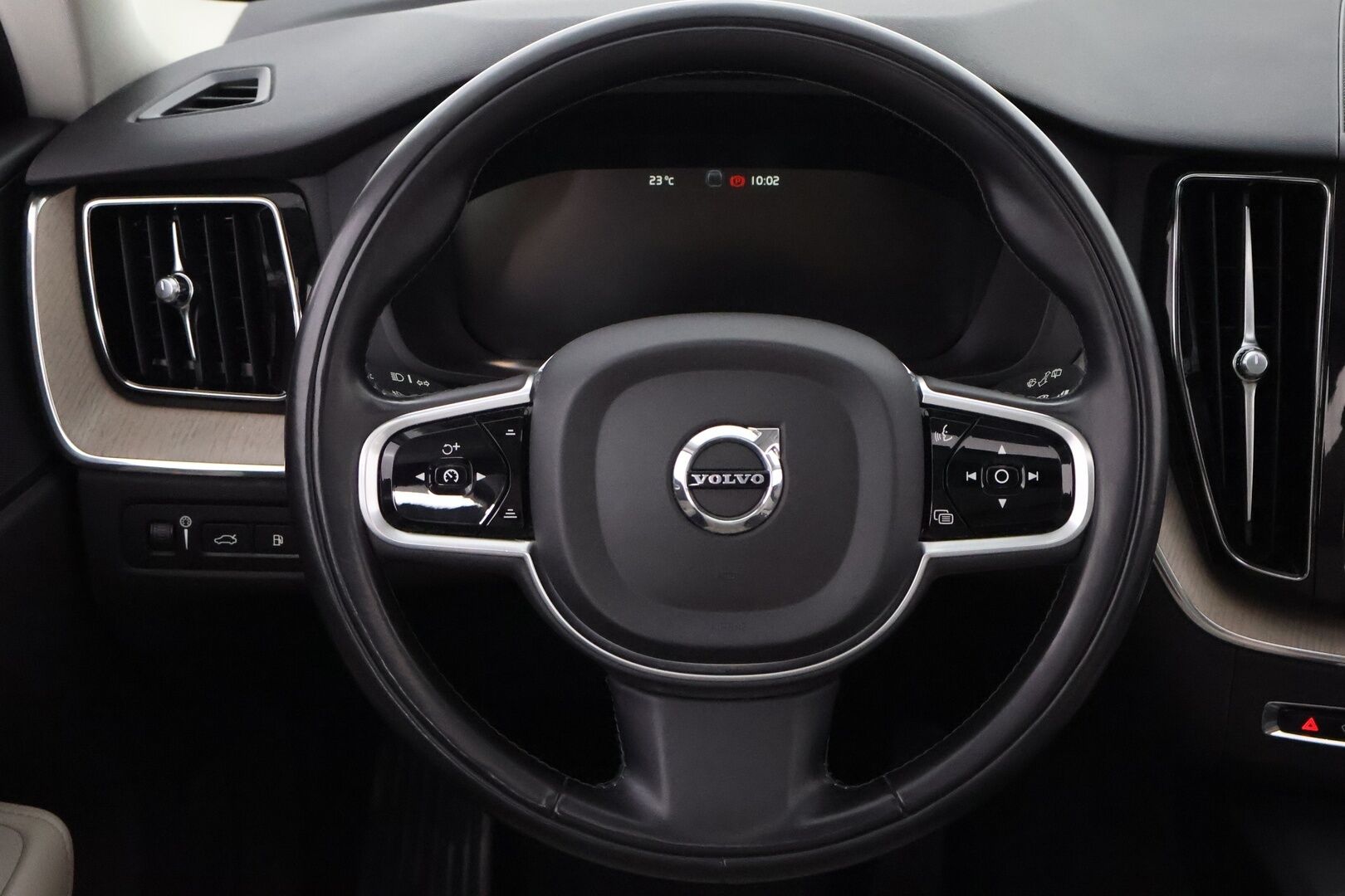 Volvo XC60 2018 T8 AWD Inscription aut - Webasto / Adapt.Vakkari / Vaaleat Nahat / High Perf.Audio / Ilma-alusta / BLIS / Sähköluukku / Ratinlämmitin / Juuri saapunut Tampereelle!