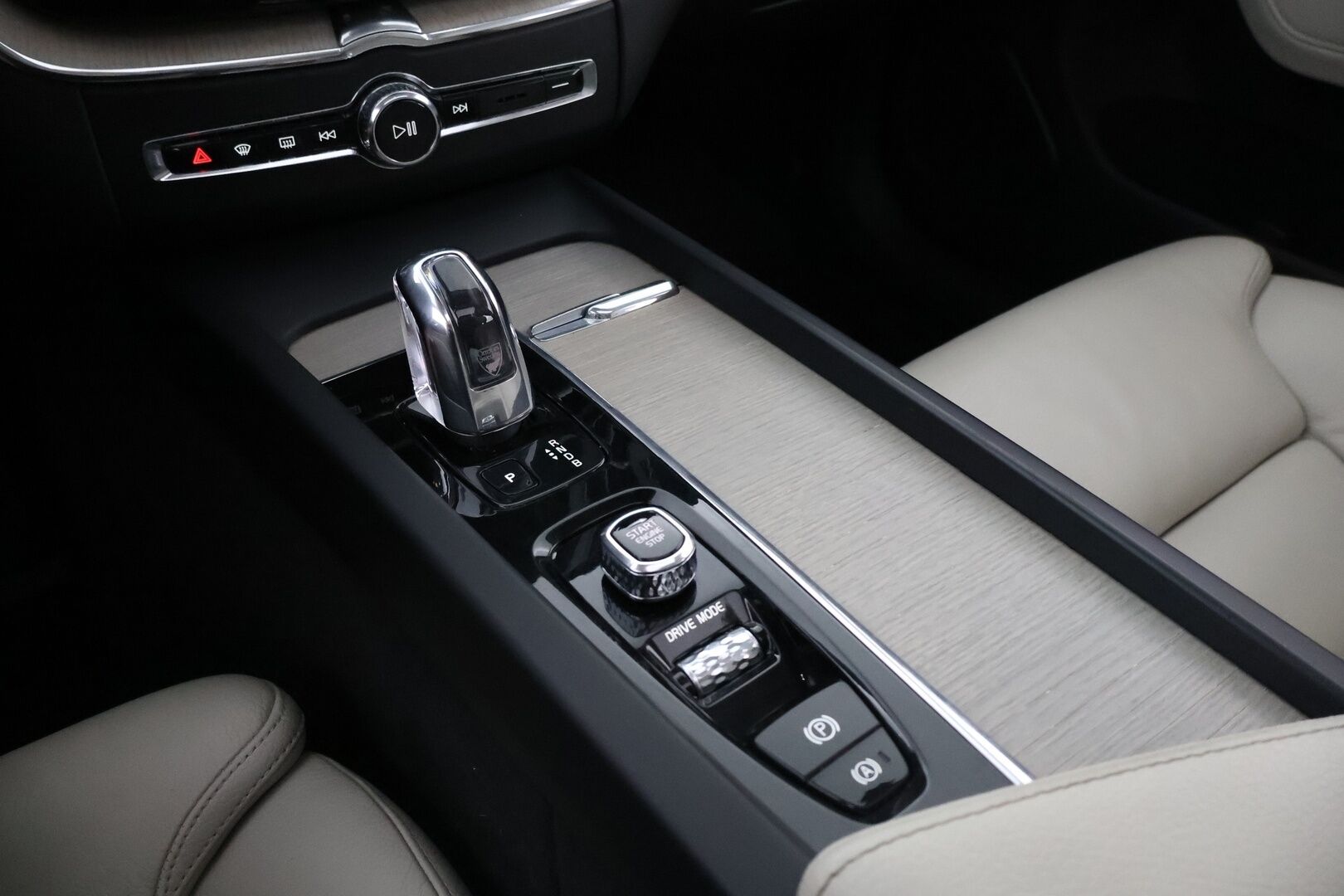 Volvo XC60 2018 T8 AWD Inscription aut - Webasto / Adapt.Vakkari / Vaaleat Nahat / High Perf.Audio / Ilma-alusta / BLIS / Sähköluukku / Ratinlämmitin / Juuri saapunut Tampereelle!