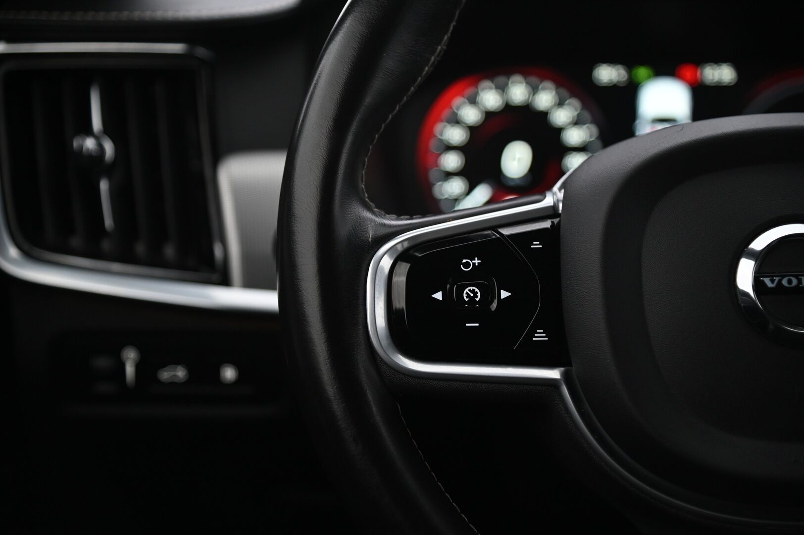 Volvo V90 2020 T8 Twin Engine AWD R-Design * Adapt.Vakkari / Webasto / Muistipenkki / H&K / P.Kamera / Keyless / BLIS / Full-LED / Koukku *