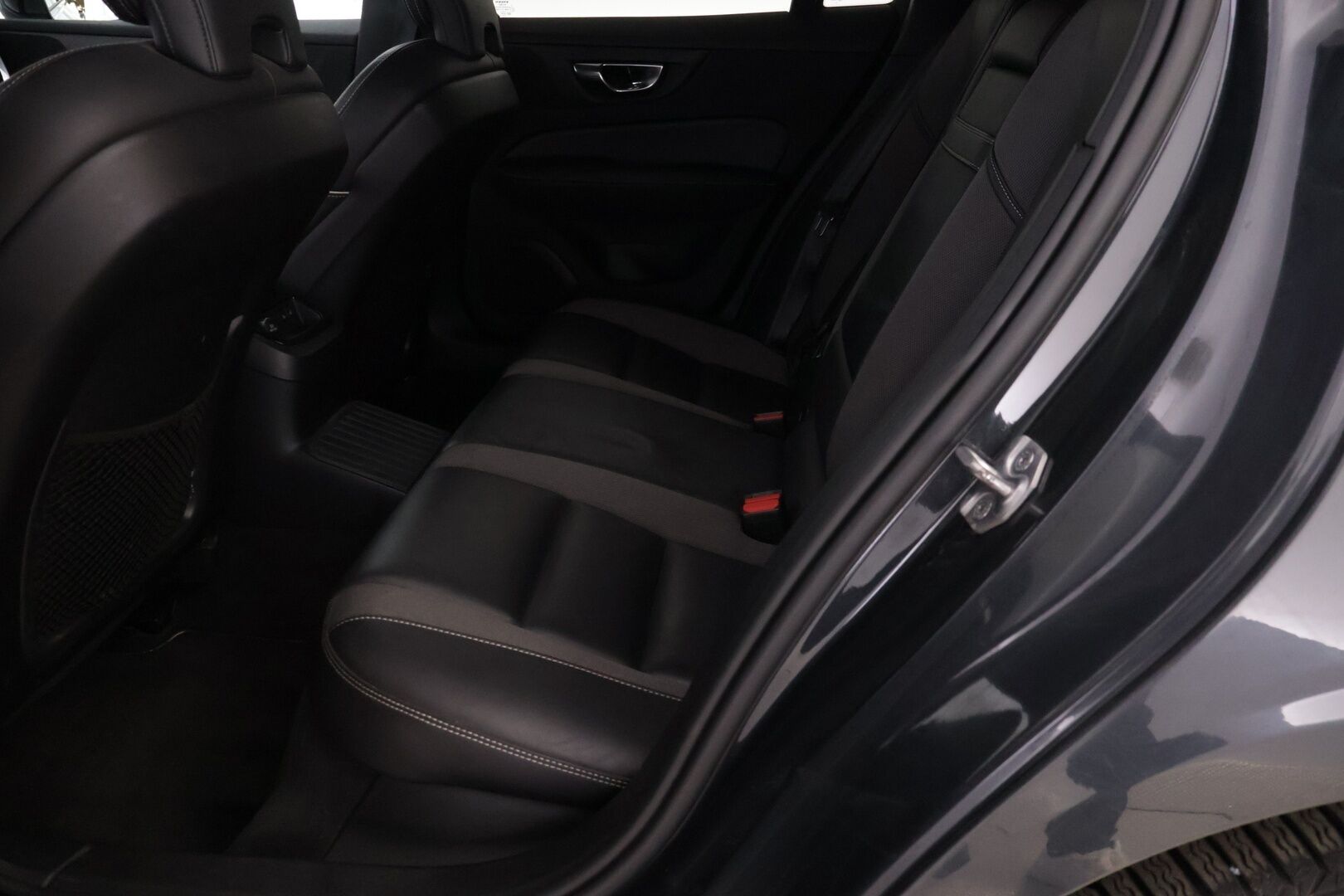 Volvo V60 2020 T8 TwE AWD R-Design aut. * ACC / Pilot Assist / Webasto / VOC / Muistipenkki / Koukku / Keyless / Sähkökontti * - Upea väri / Jakopää tehty 01/25 / Merkkihuollettu / Kahdet Volvo alut - HULLUT BLACKWEEK JATKOT - KORKOTARJOUS 2,49%