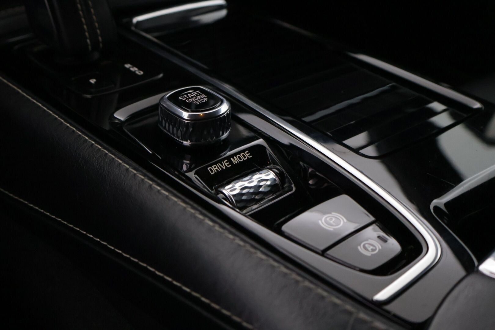 Volvo V60 2020 T8 TwE AWD R-Design aut. * ACC / Pilot Assist / Webasto / VOC / Muistipenkki / Koukku / Keyless / Sähkökontti * - Upea väri / Jakopää tehty 01/25 / Merkkihuollettu / Kahdet Volvo alut - HULLUT BLACKWEEK JATKOT - KORKOTARJOUS 2,49%