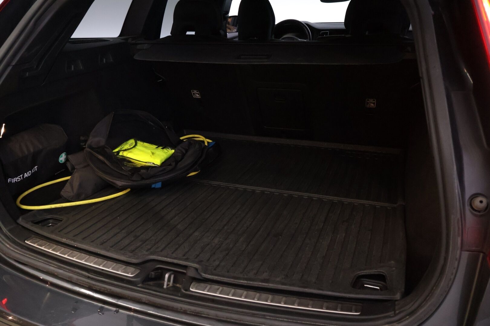 Volvo V60 2020 T8 TwE AWD R-Design aut. * ACC / Pilot Assist / Webasto / VOC / Muistipenkki / Koukku / Keyless / Sähkökontti * - Upea väri / Jakopää tehty 01/25 / Merkkihuollettu / Kahdet Volvo alut - HULLUT BLACKWEEK JATKOT - KORKOTARJOUS 2,49%