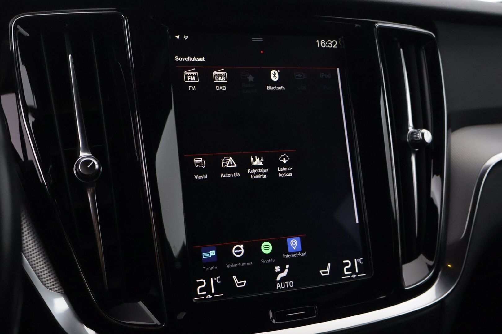 Volvo V60 2020 T8 TwE AWD R-Design aut. * ACC / Pilot Assist / Webasto / VOC / Muistipenkki / Koukku / Keyless / Sähkökontti * - Upea väri / Jakopää tehty 01/25 / Merkkihuollettu / Kahdet Volvo alut - HULLUT BLACKWEEK JATKOT - KORKOTARJOUS 2,49%