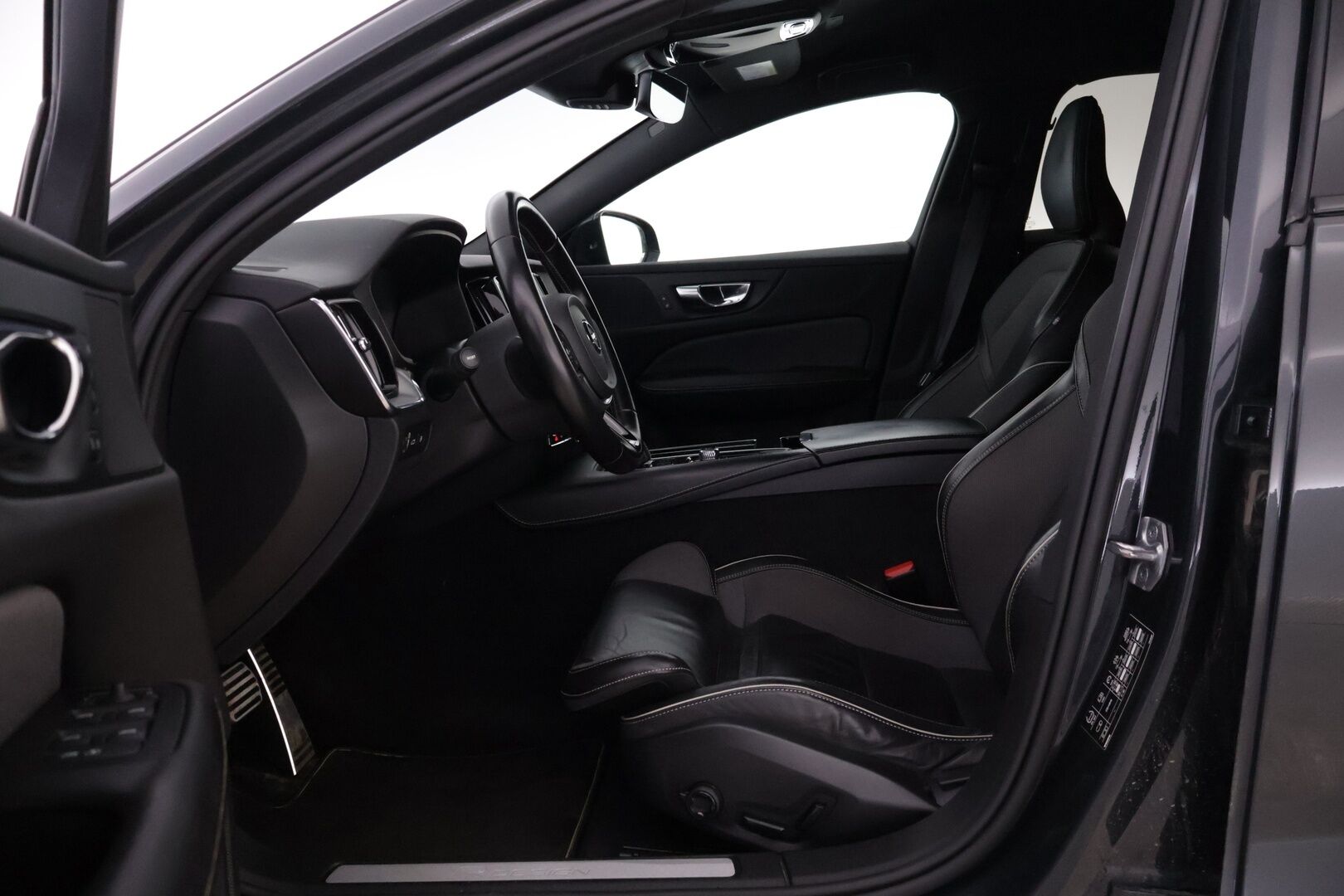 Volvo V60 2020 T8 TwE AWD R-Design aut. * ACC / Pilot Assist / Webasto / VOC / Muistipenkki / Koukku / Keyless / Sähkökontti * - Upea väri / Jakopää tehty 01/25 / Merkkihuollettu / Kahdet Volvo alut - HULLUT BLACKWEEK JATKOT - KORKOTARJOUS 2,49%